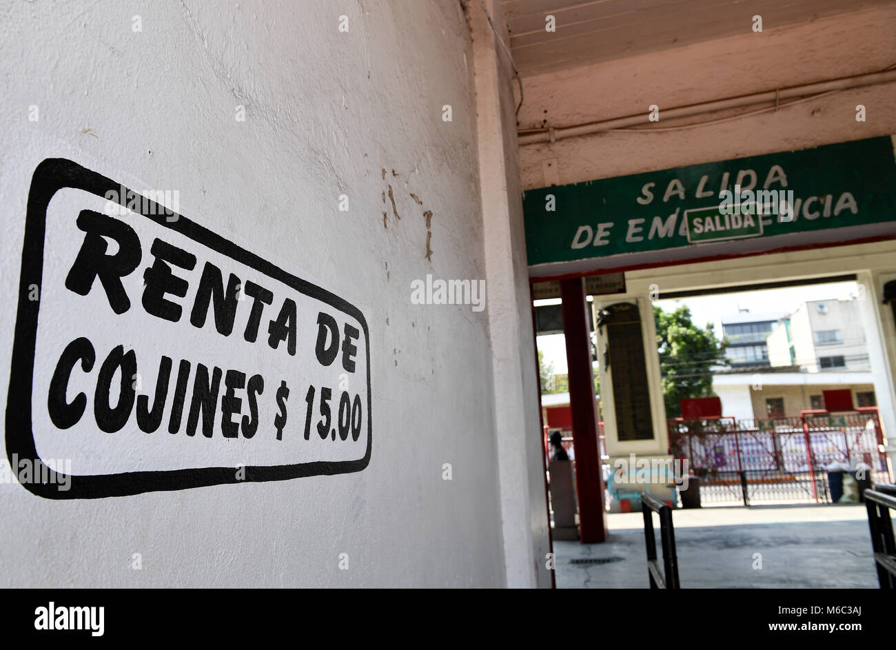 La Plaza de Toros de Mexico, situé dans la ville de Mexico, est la plus grande arène. Cette 41 262 places, cette salle est généralement dédié à la tauromachie et les combats de boxe Banque D'Images