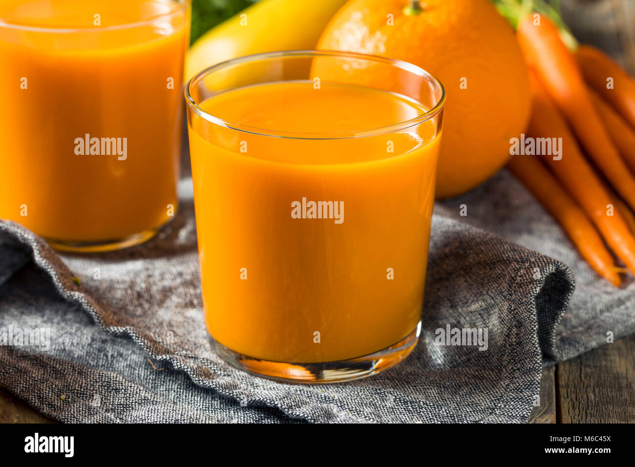 Smoothie carotte orange organique saine boisson de jus de mangue et de banane avec Banque D'Images