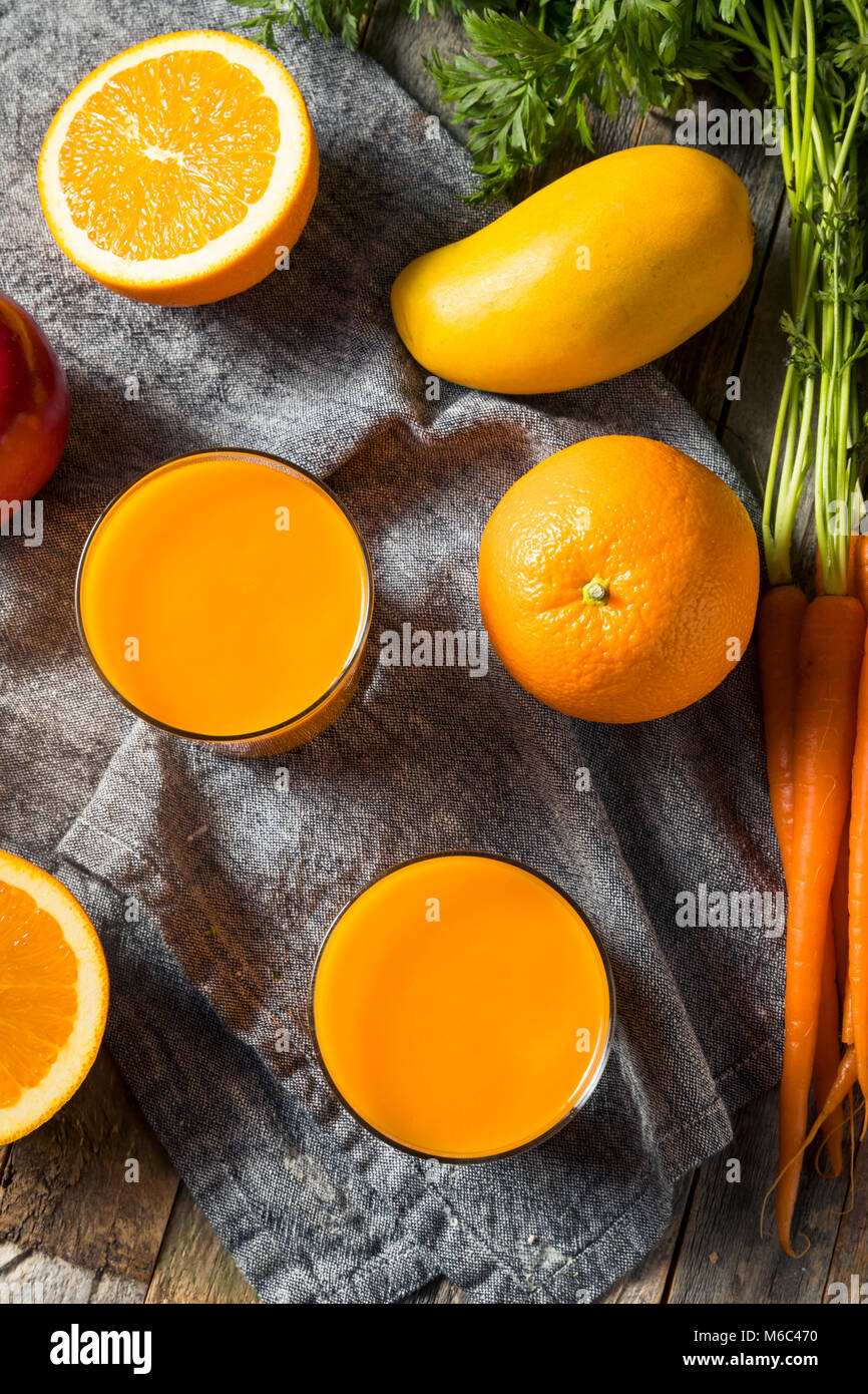 Smoothie carotte orange organique saine boisson de jus de mangue et de banane avec Banque D'Images