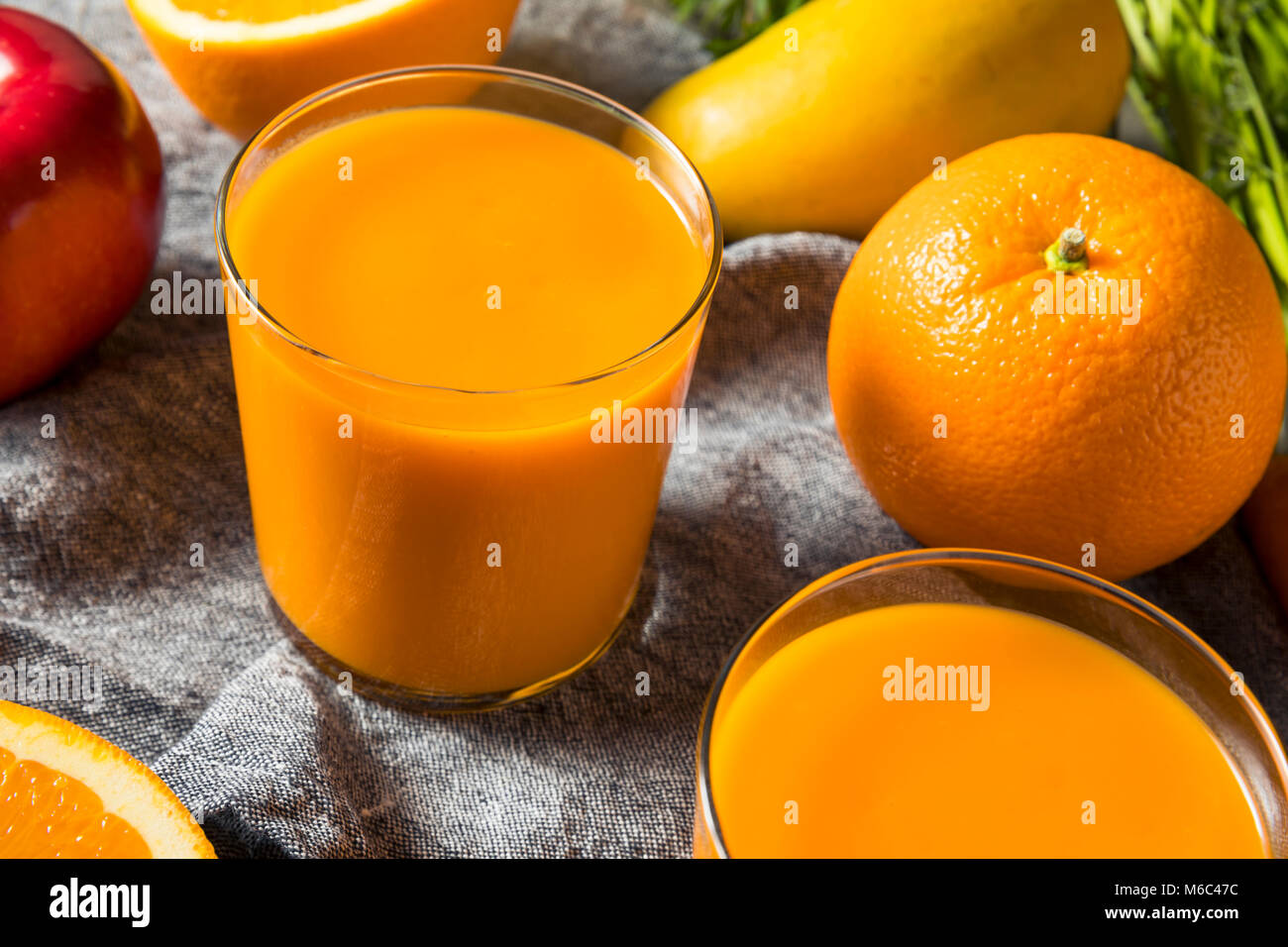 Smoothie carotte orange organique saine boisson de jus de mangue et de banane avec Banque D'Images