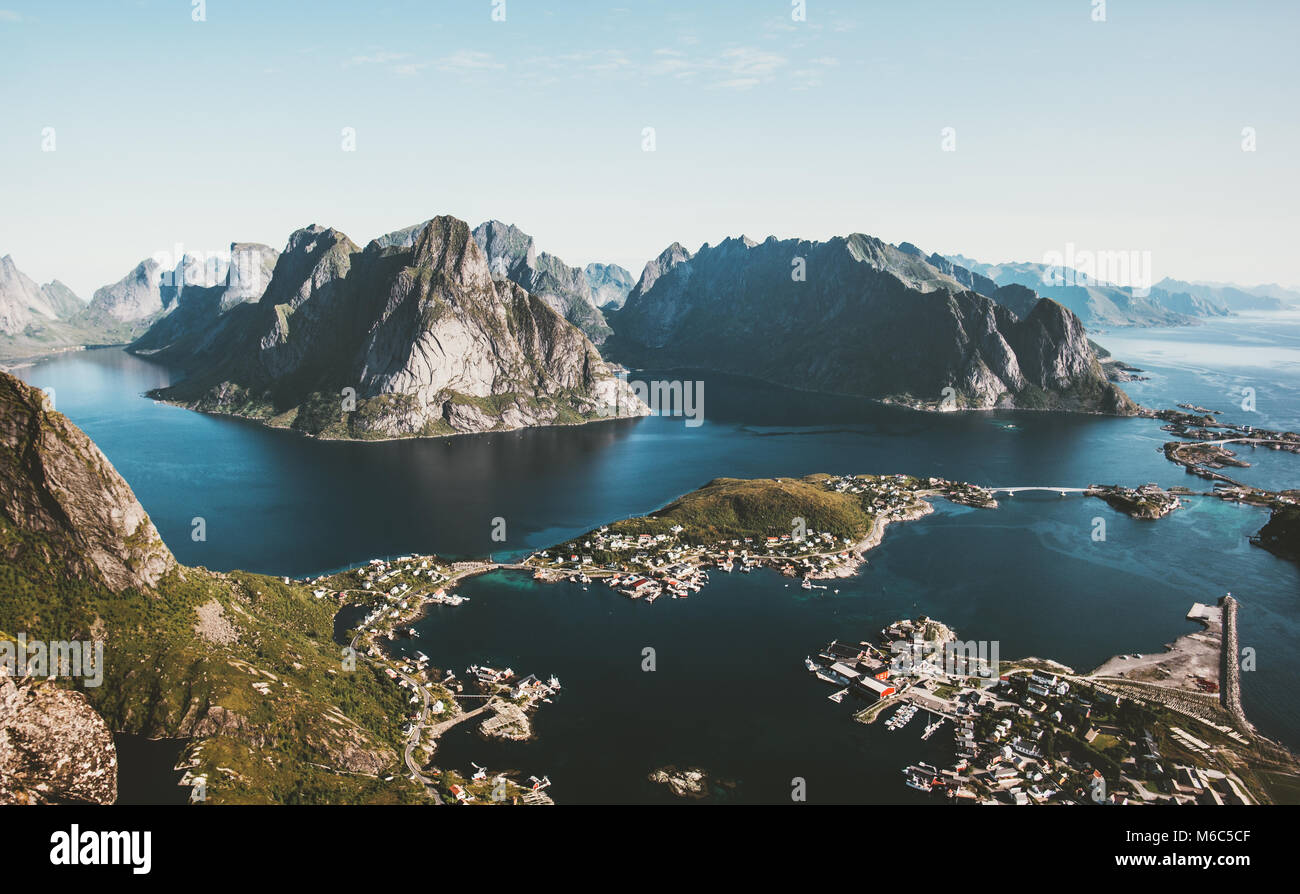 Paysage de montagne Reinebringen Norvège fjord aérienne sur la mer des îles Lofoten paysages voyage nature scandinave Banque D'Images