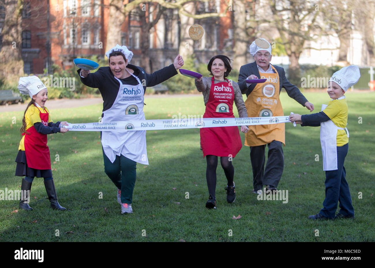 Avant cette année, la course de crêpes parlementaire Rehab sur Mardi Gras, des représentants du Parlement et des médias de l'équipes seront mis à l'épreuve dans une course de crêpes spécial 'bootcamp' à Victoria Tower Gardens à Westminster comprend : LtoR, Tonia Antoniazzi MP, Lucrezia Millarini, ITV News, Alastair Stewart OBE Où : London, England, United Kingdom Quand : 30 Jan 2018 Credit : Wheatley/WENN Banque D'Images