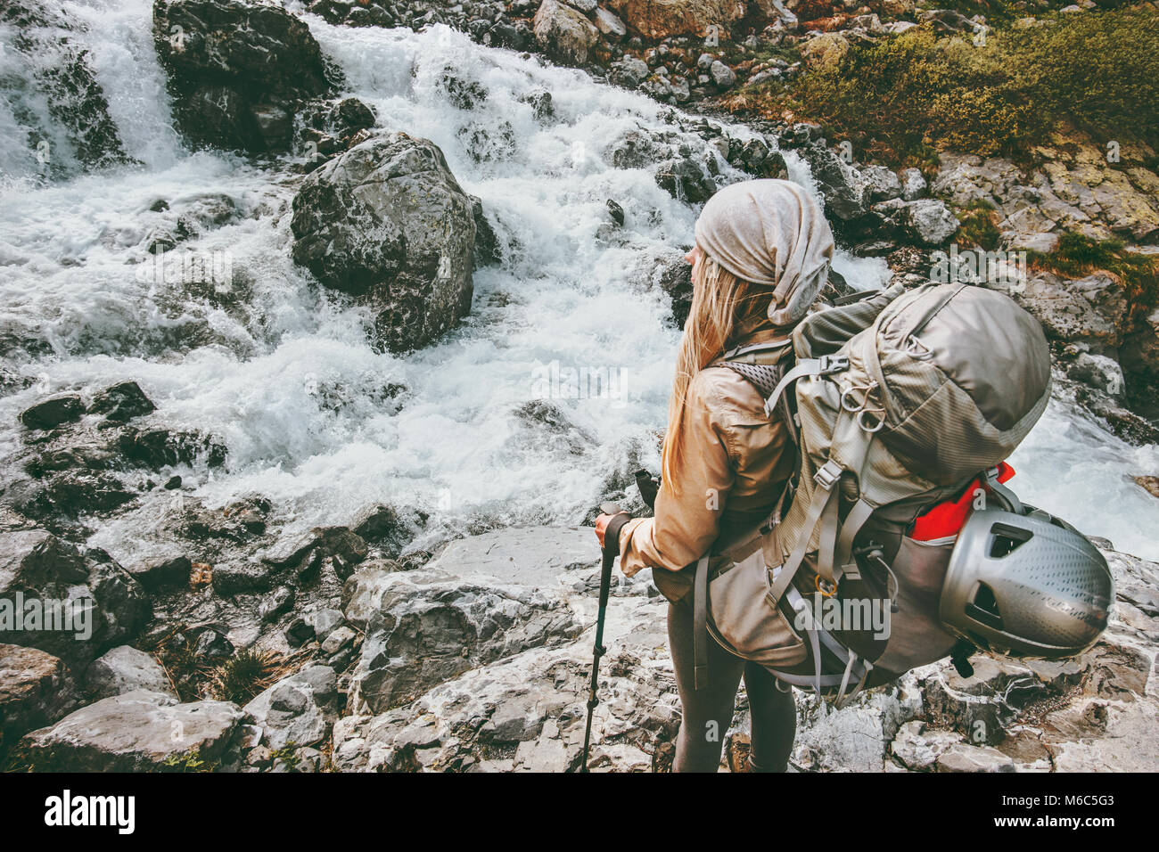 Femme voyage aventurier randonnée avec sac à dos à la rivière dans les montagnes de vie sain concept active vacances estivales en plein air le sport Banque D'Images