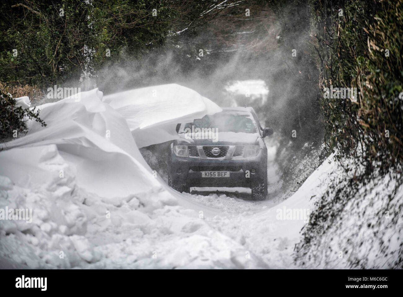 Un banc de neige bloque une voie sur Solsbury Hill juste à l'extérieur de baignoire dans Somerset après de fortes chutes de neige. Bête de l'Est, tempête Emma. Banque D'Images