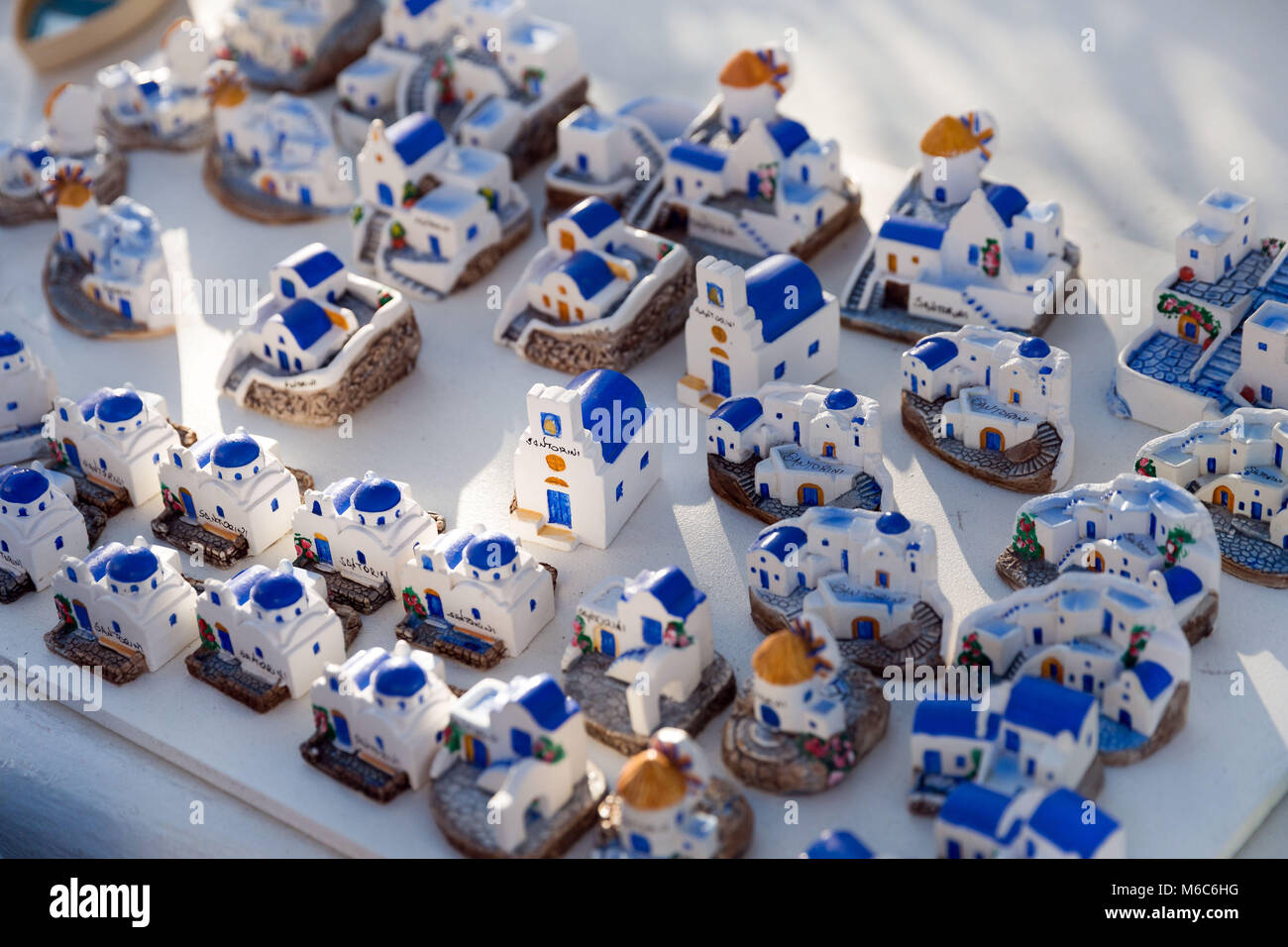 Les petites maisons blanches et bleues, souvenir de Santorini Banque D'Images