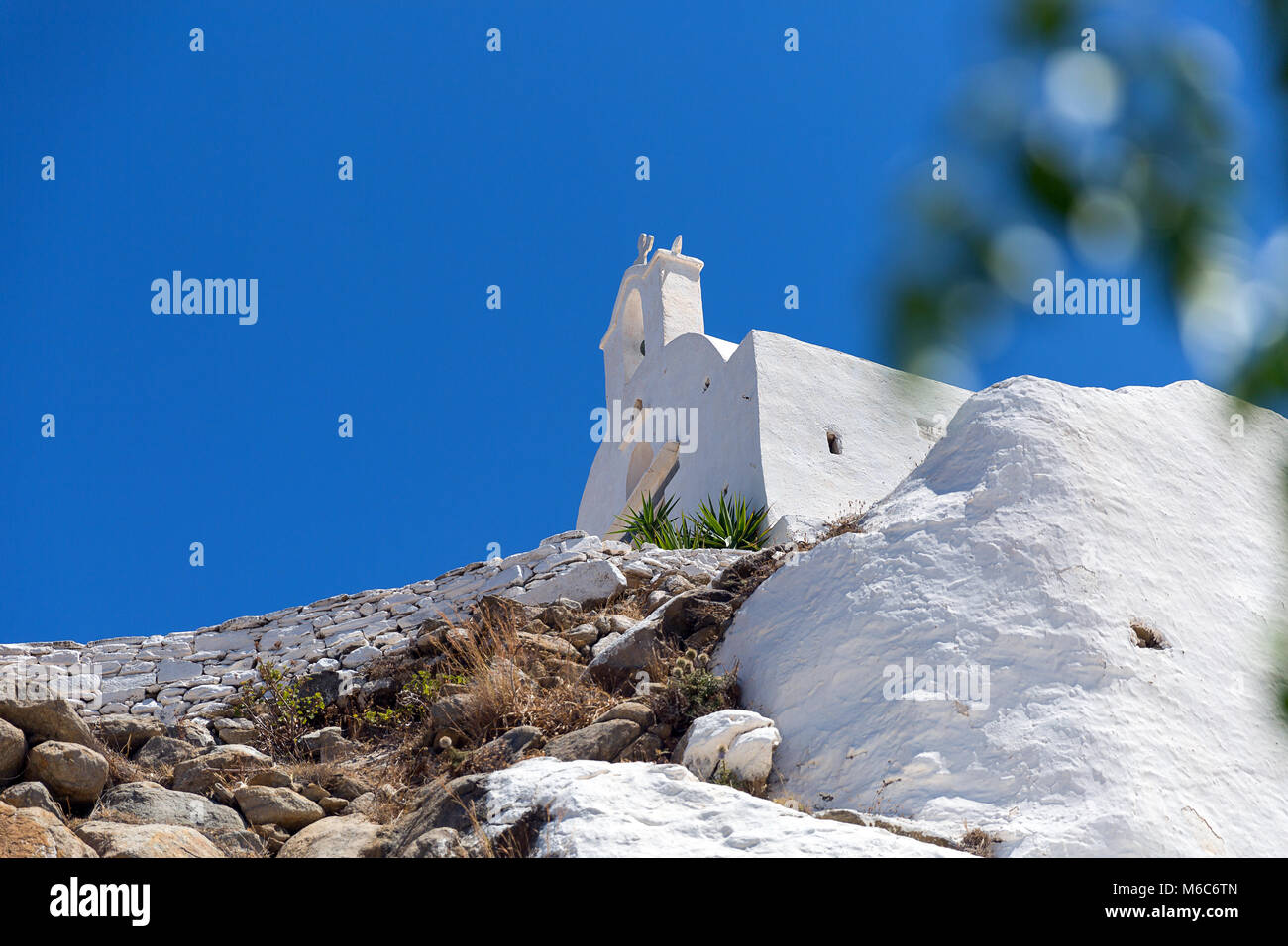 Vue pittoresque de chapelle blanche, Cyclades, Grèce Banque D'Images