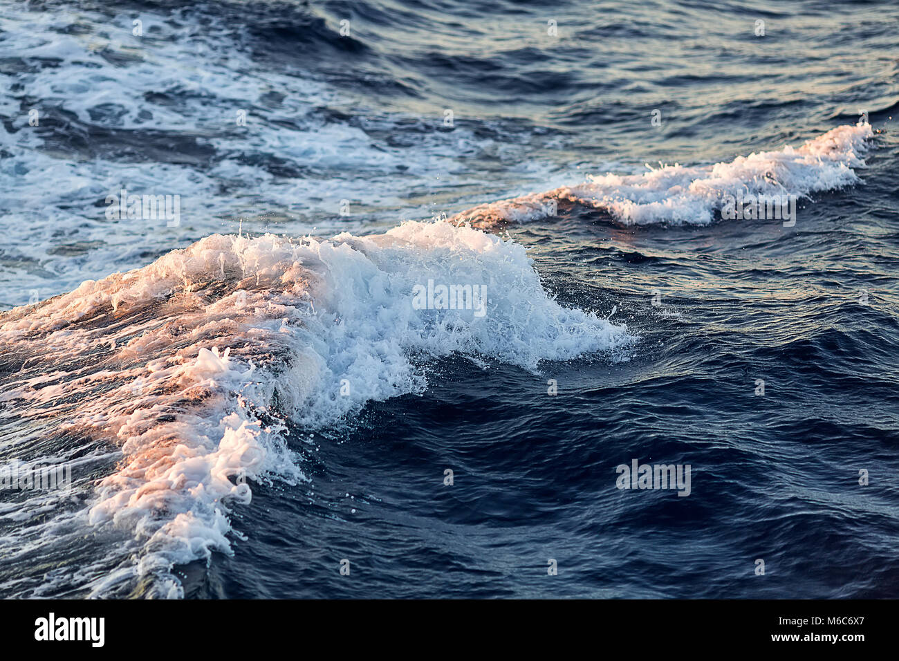 Des vagues d'écume blanche sur la surface de la mer Banque D'Images