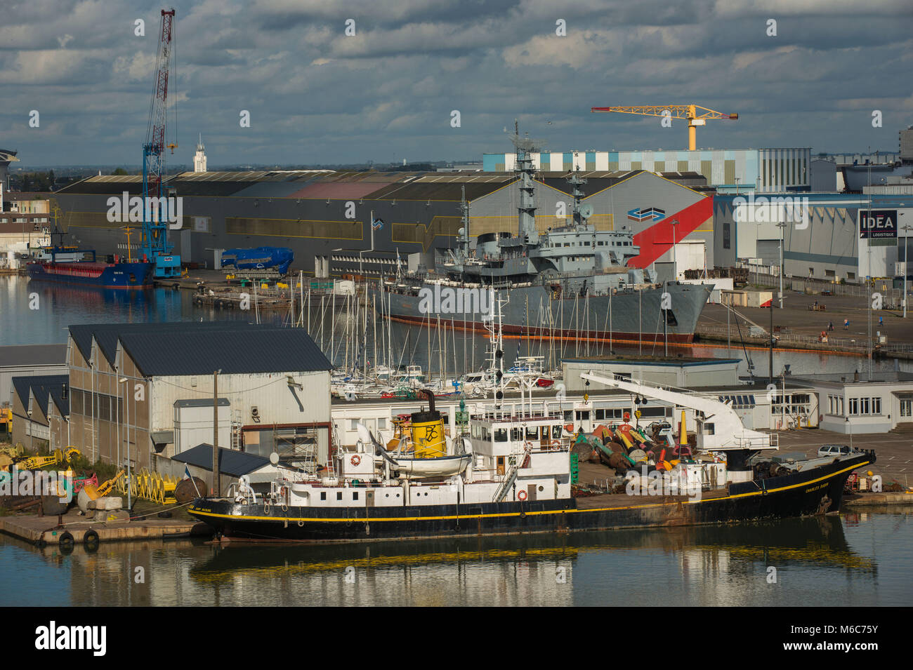 Saint Nazaire, navire russe en attente d'escorte du porte-avions "Vladivostok" construit dans les chantiers navals STX. La France. Banque D'Images