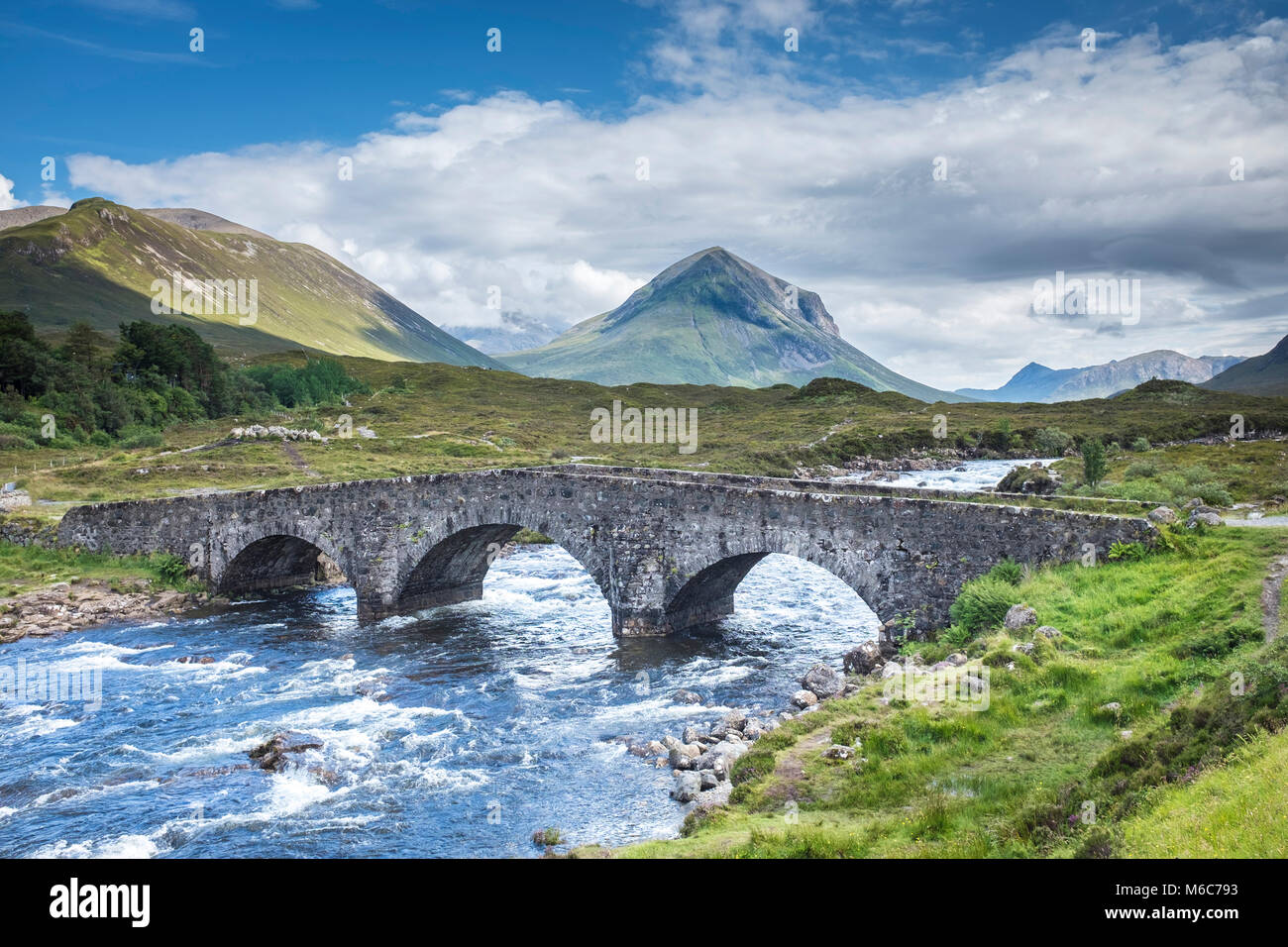 Le vieux pont de Sligachen au-dessus de la rivière Sligachan, en direction de Cuillin Hills Isle of Skye, Écosse. Banque D'Images