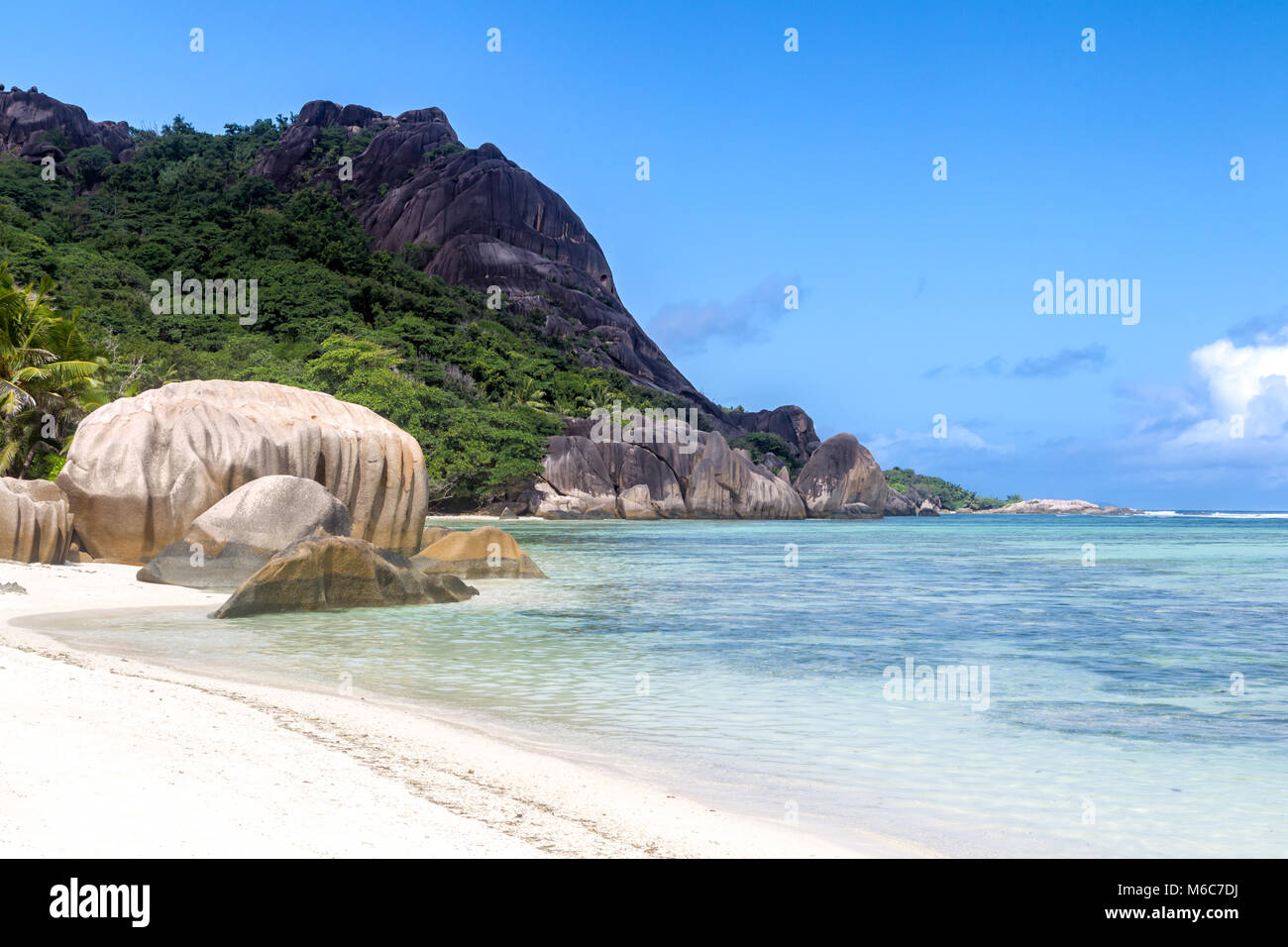 Les roches de granit et de l'eau turqouise au Tropical Beach Anse Source d'argent sur La Digue, Seychelles. Banque D'Images