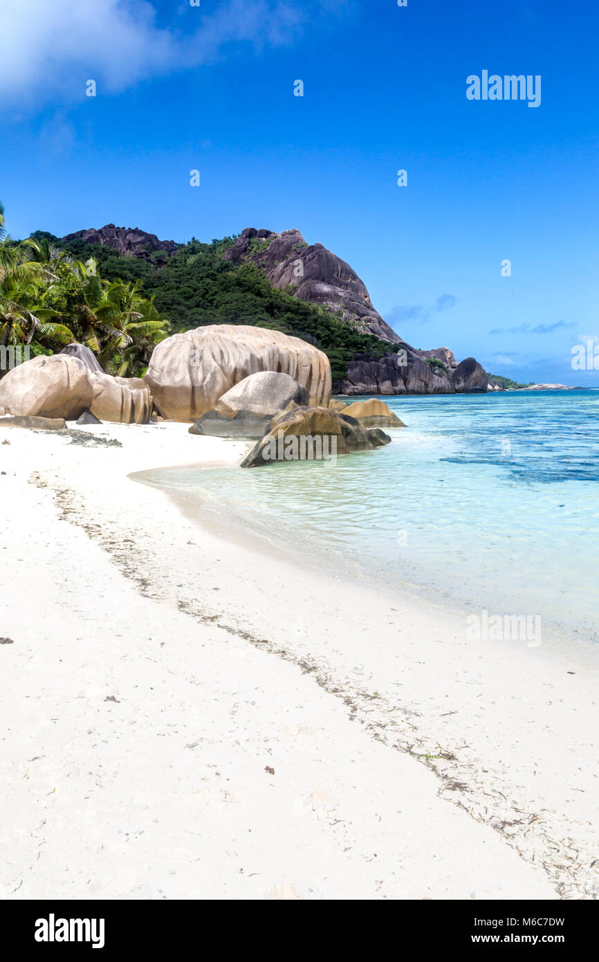 Les roches de granit et de l'eau turqouise au Tropical Beach Anse Source d'argent sur La Digue, Seychelles. Banque D'Images