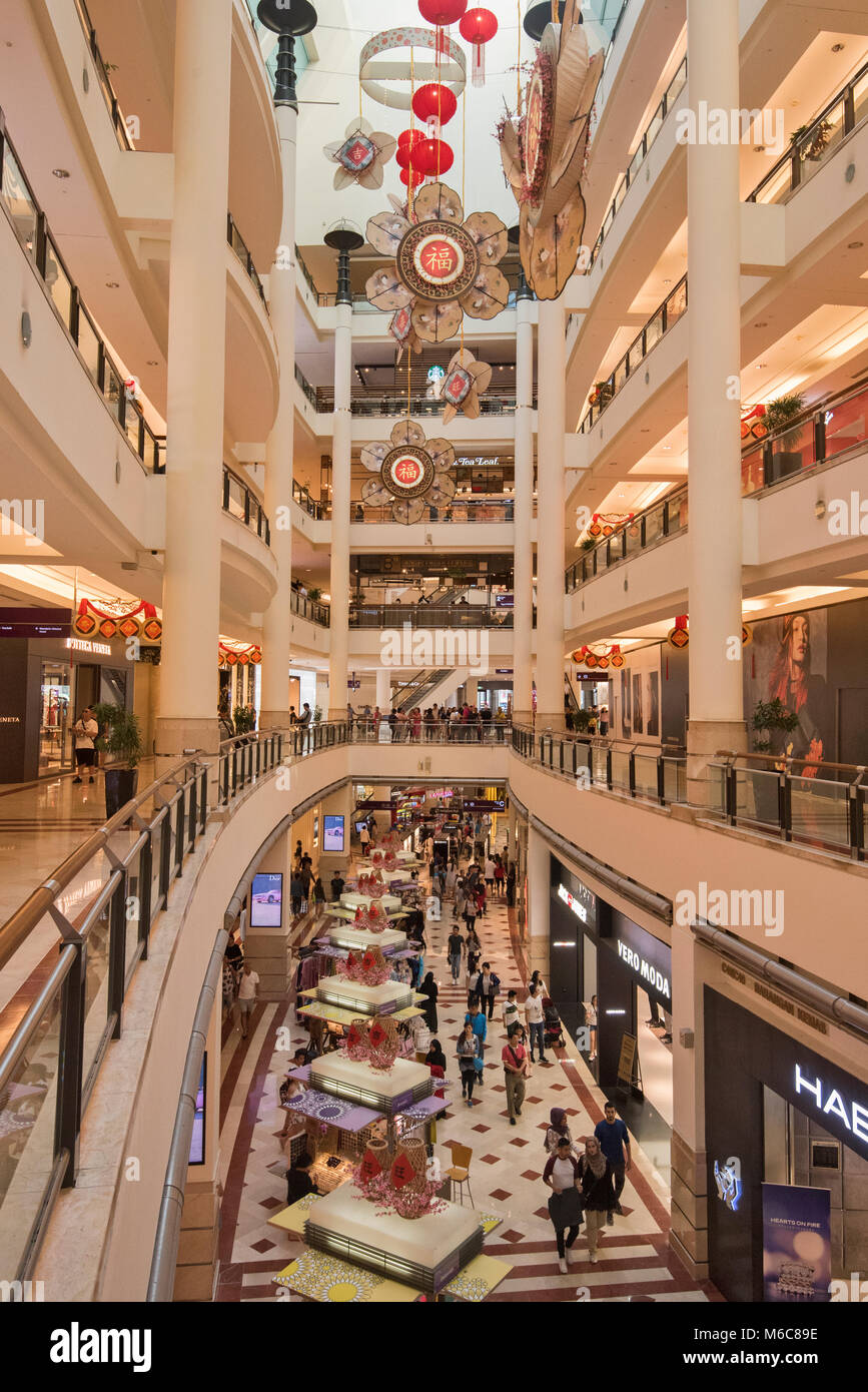 KUALA LUMPUR, MALAISIE, à l'intérieur du Mall / interioe de centre commercial Suria KLCC Banque D'Images