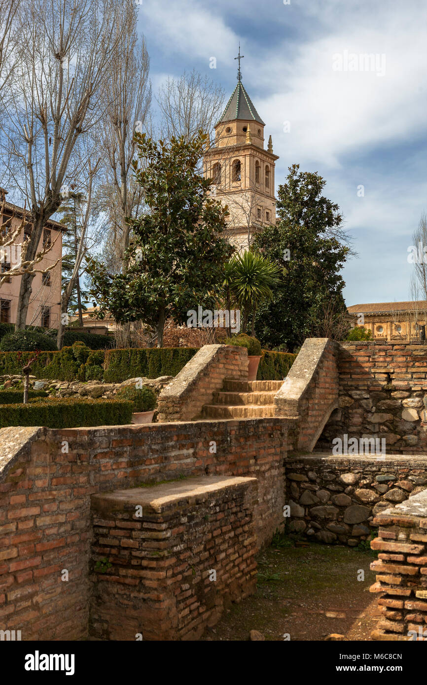 Tour de l'Eglise de Santa María, à partir de la zone du palais de Yusuf III, la Alhambra, Granada, Andalousie, Espagne Banque D'Images