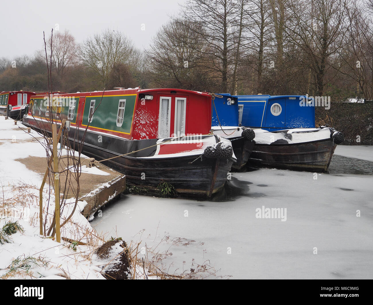 Canal colorés bateaux amarrés dans l'eau glacée, Kennet and Avon Canal Banque D'Images