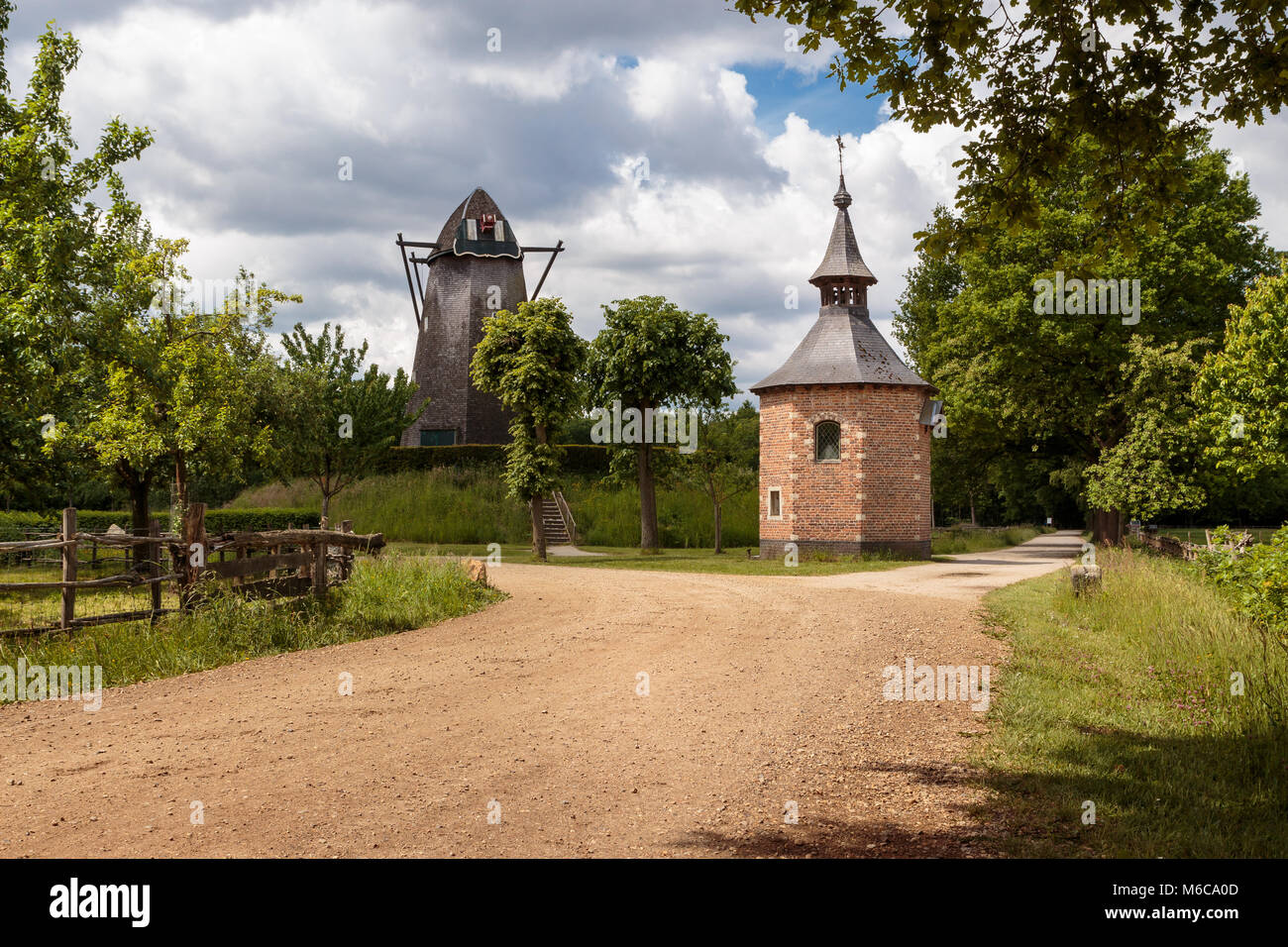 Paysage rural avec une petite tour et un moulin à vent à Bokrijk, Genk, Flandre orientale, Belgique Banque D'Images