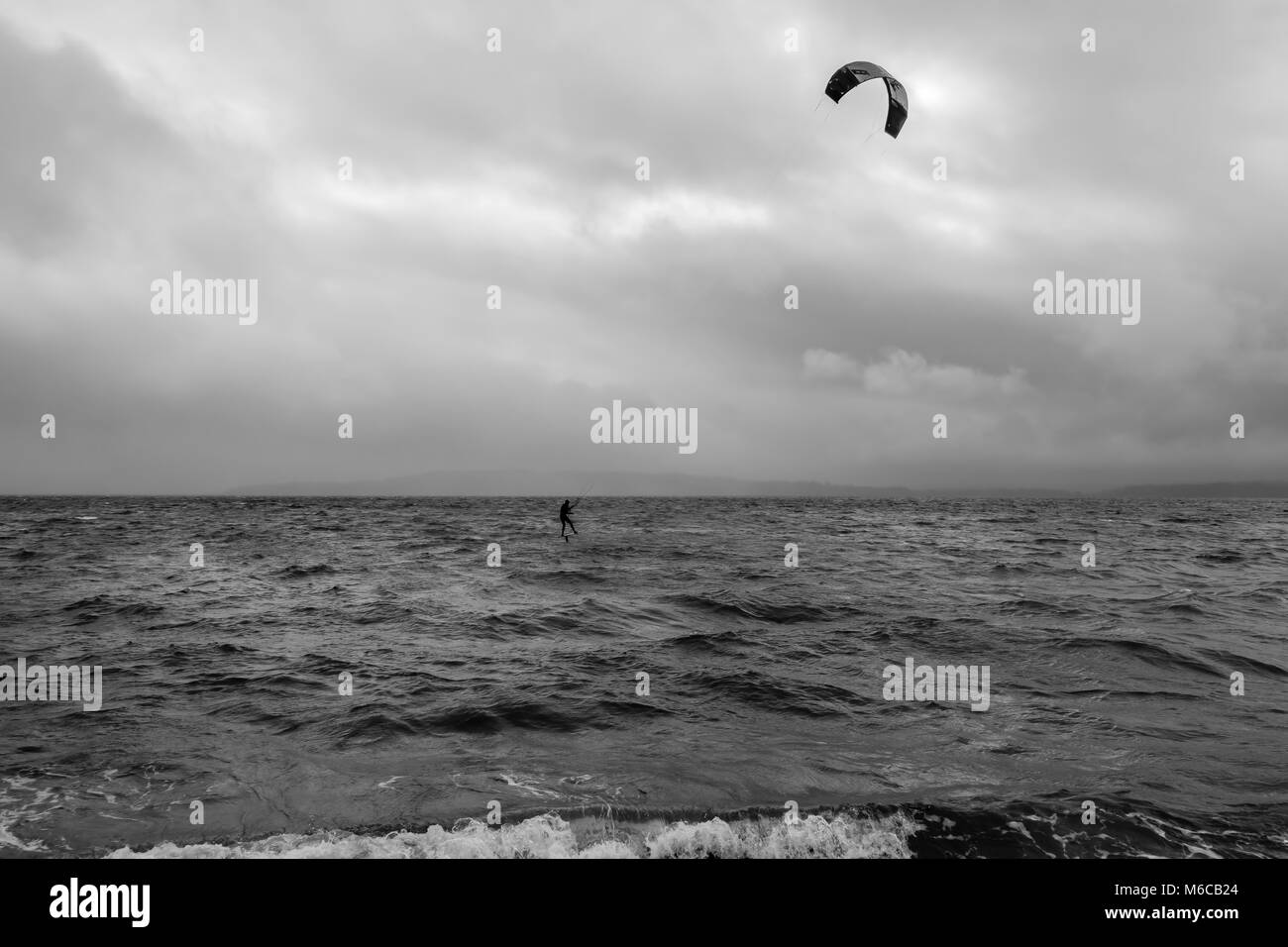 Vue d'un kiteboarder sur le Puget Sound. Banque D'Images