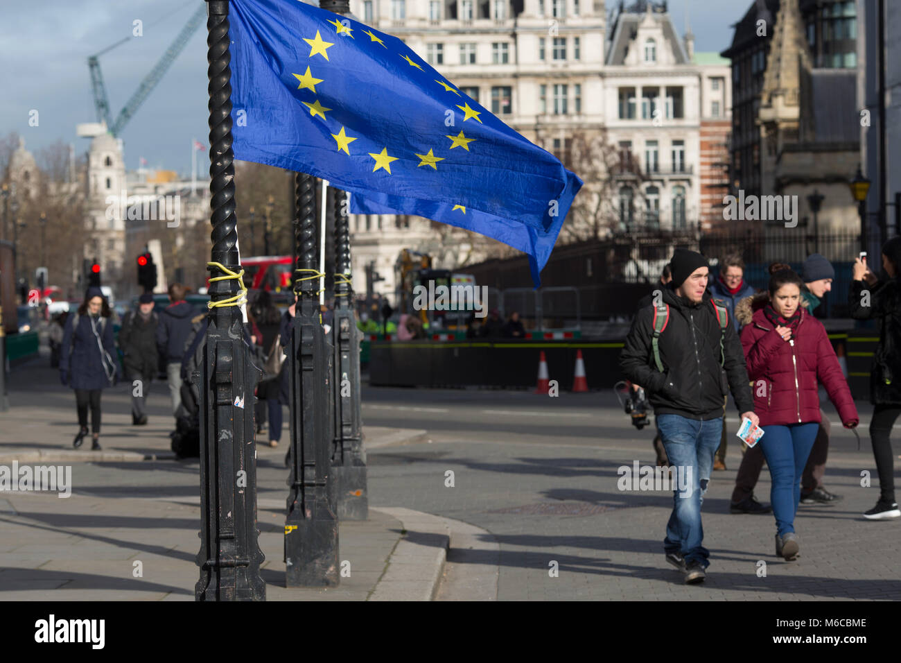 Drapeau de l'Union européenne fixée à un lampadaire à l'extérieur du palais de Westminster, par l'Union européenne à l'encontre de manifestants pro uk la sortie de l'UE en 2019. Banque D'Images