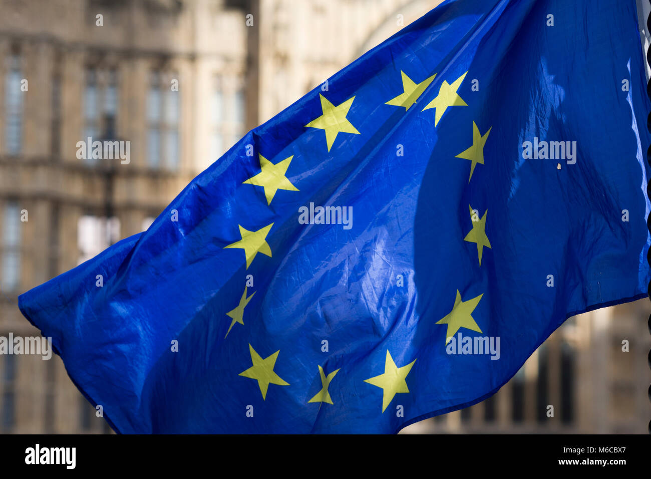 Drapeau de l'Union européenne fixée à un lampadaire à l'extérieur du palais de Westminster, par l'Union européenne à l'encontre de manifestants pro uk la sortie de l'UE en 2019. Banque D'Images