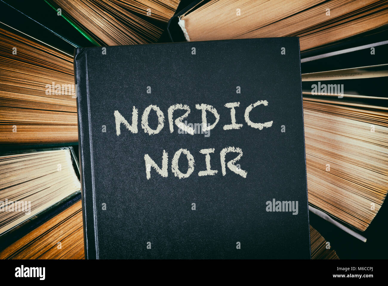 Vue de dessus du vieux livres à couverture rigide réservez Nordic noir sur le dessus. Banque D'Images