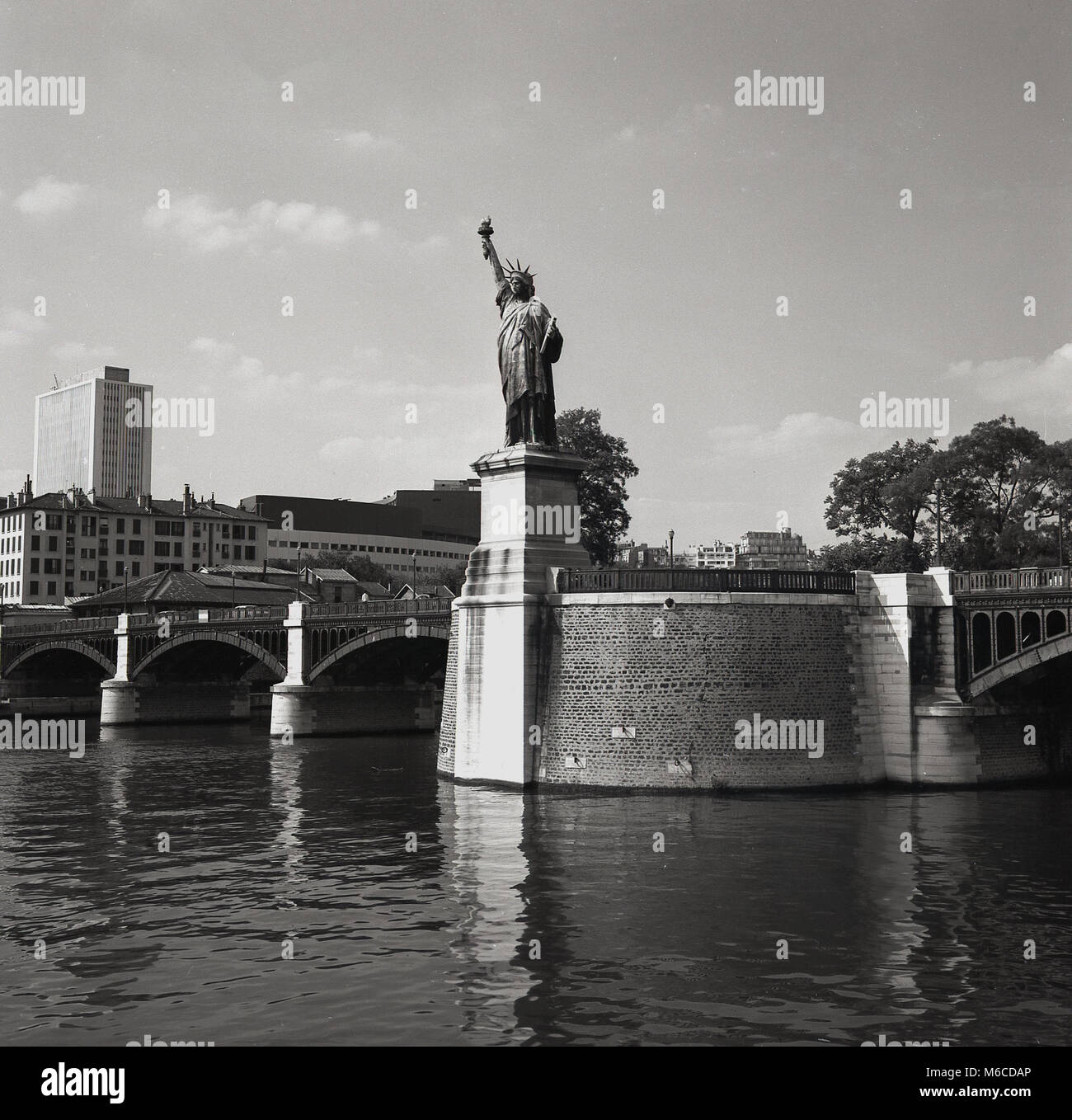 Années 1950, historique, Paris, France, au milieu de la Seine sur le pont, pont de Grenelle, se dresse un quart échelle réplique de la fameuse Statue de la liberté, une statue en bronze étant donné les USA par les Français et qui s'élève sur Liberty Island à New York. Le pont sur la photo a été remplacé au milieu des années 60.. Banque D'Images
