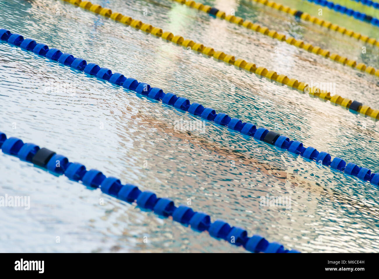 Une piscine olympique extérieure avec piscine lanes divisé par les dispositifs de flottaison Banque D'Images