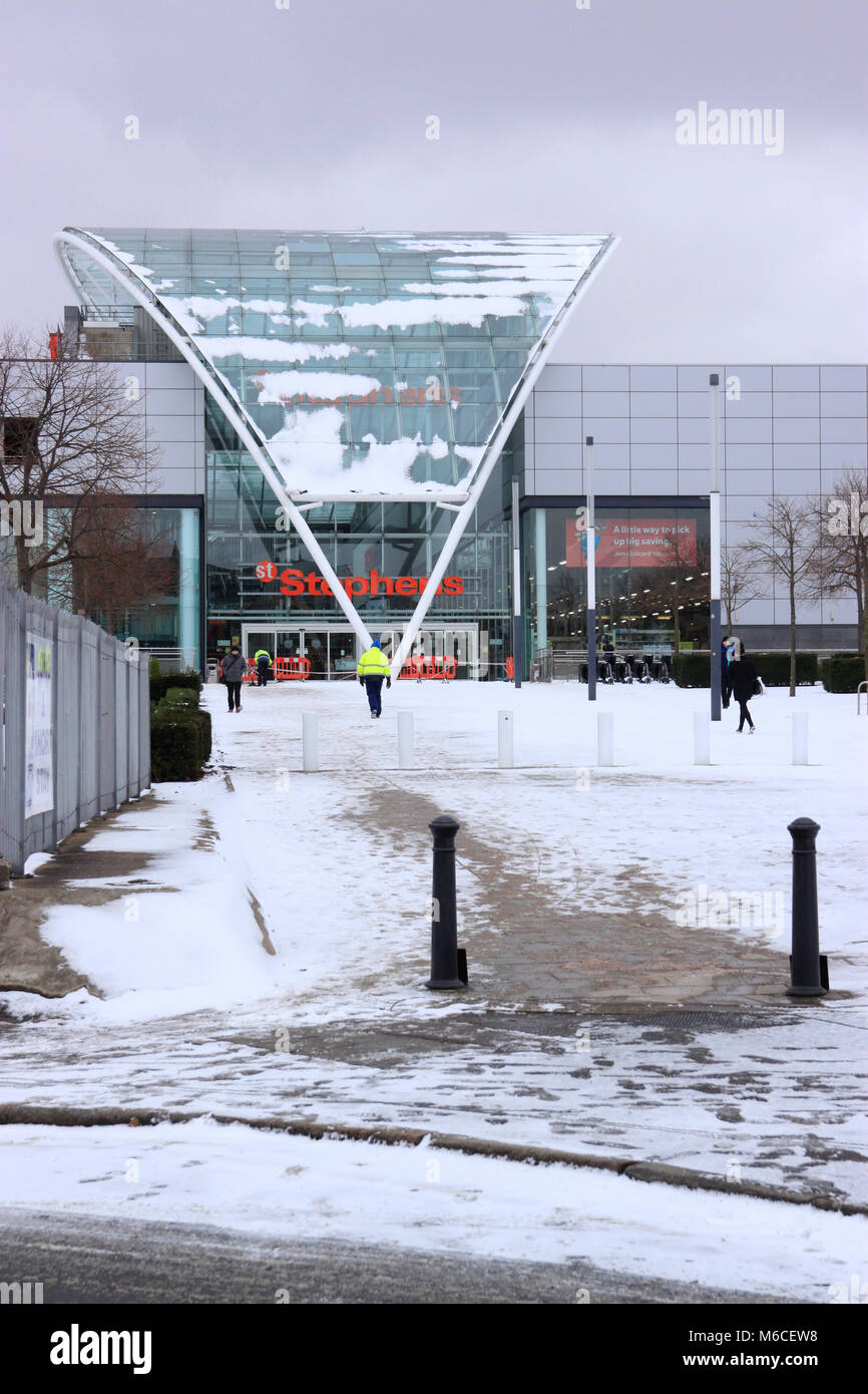 Neige sur les toits et la pente jusqu'à St Stephen's Shopping Centre Hull East Yorkshire au nord de l'Angleterre le 1er mars 2018 Banque D'Images
