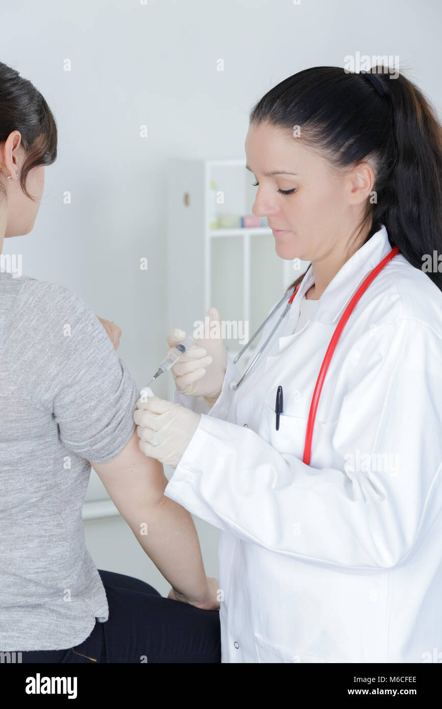 Doctor injecting patients Banque D'Images