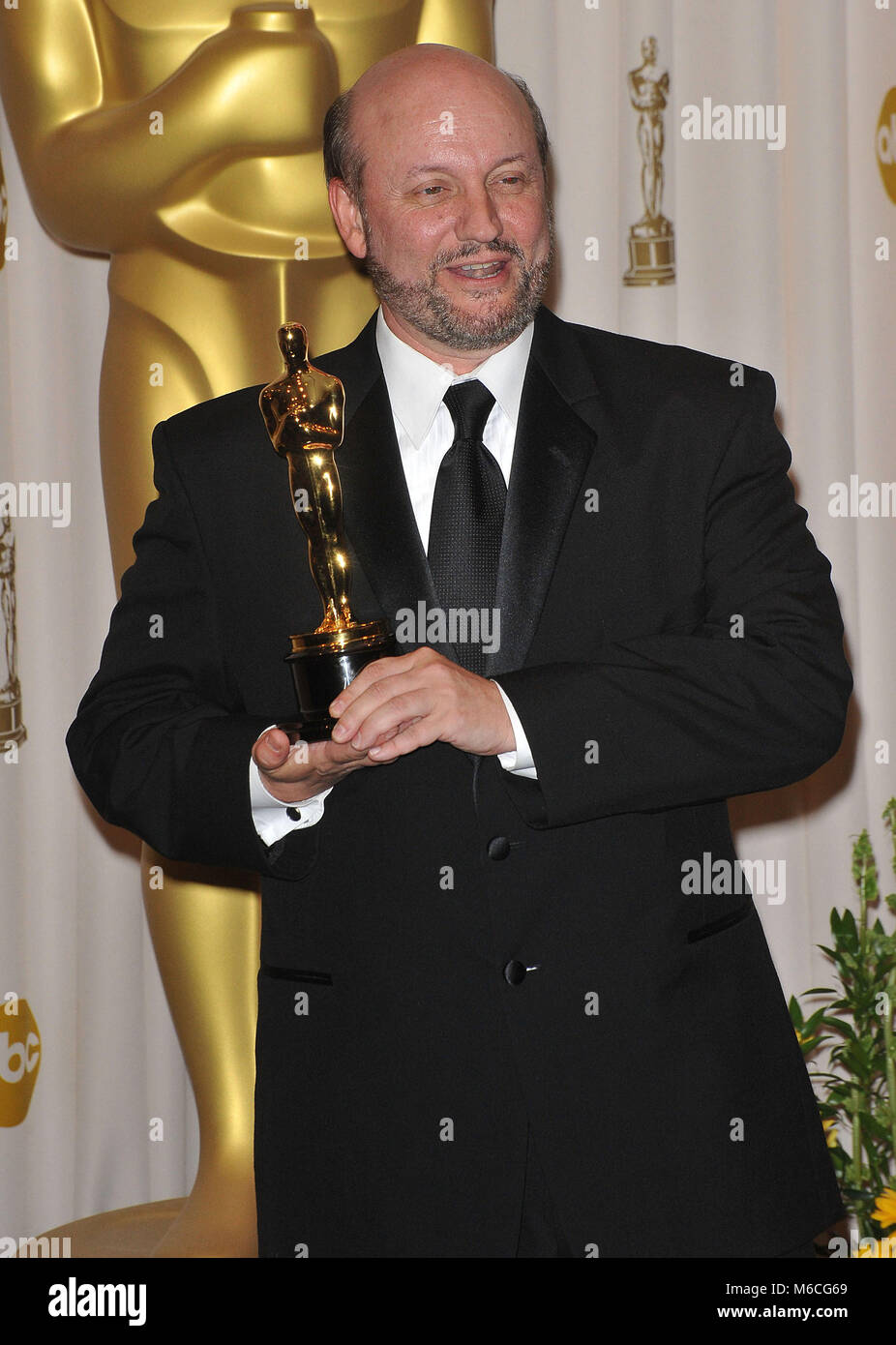 Juan José Campanella  25 - 82e Academy Awards Press Room au Kodak Theatre de Los Angeles.Juan Jose Campanella  25 82th Academy of Motion Picture Oscar Awards 2010. Trophée Oscar, Oscar Press Room 2010, vainqueur du trophée en 2010, avec la statue d'Oscar Banque D'Images