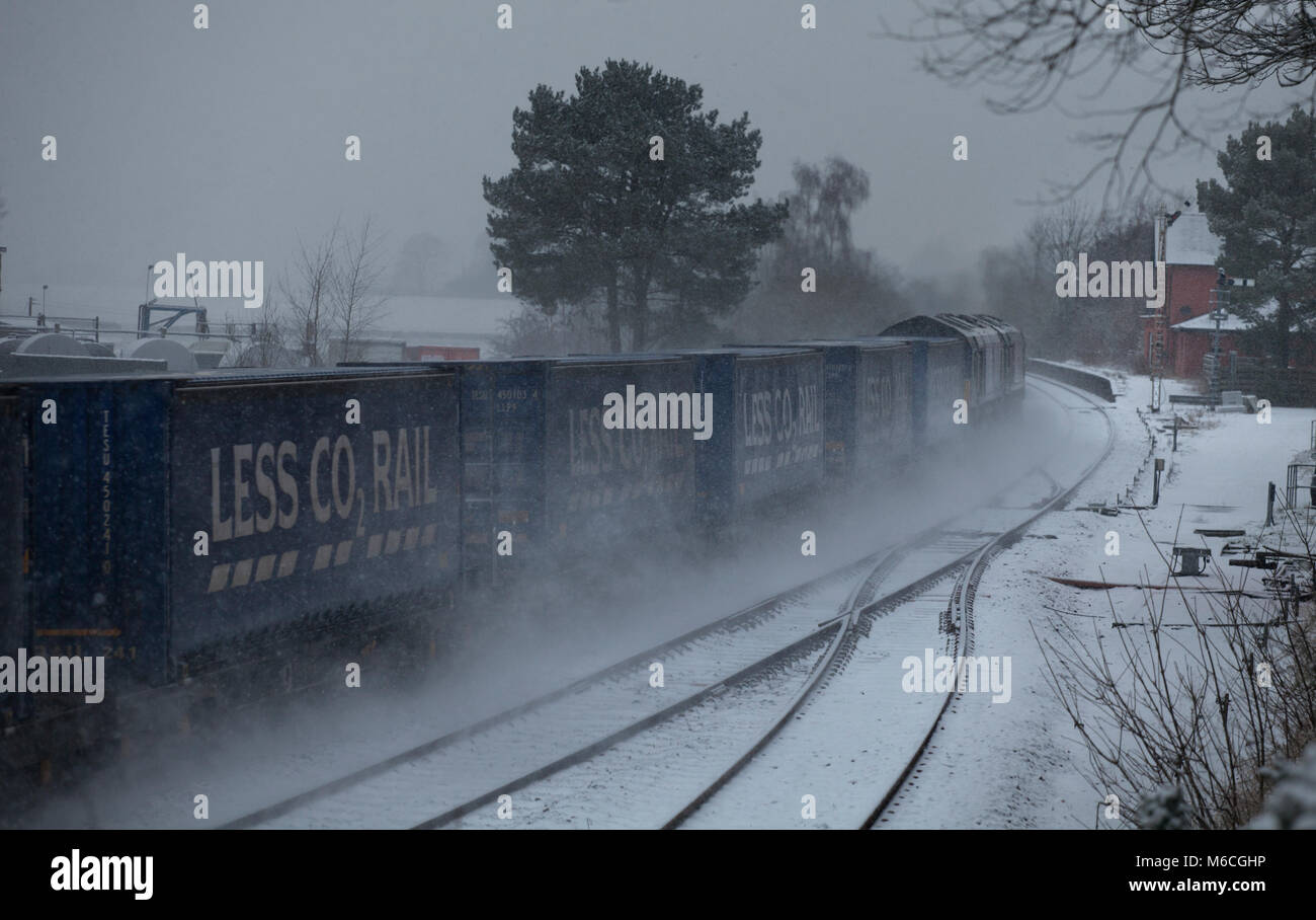 2 Direct Rail Services class 66 locomotives courriers le Daventry - Mossend Tesco Express Freight train dans la neige à Thornhill (nord de Dumfries) Banque D'Images