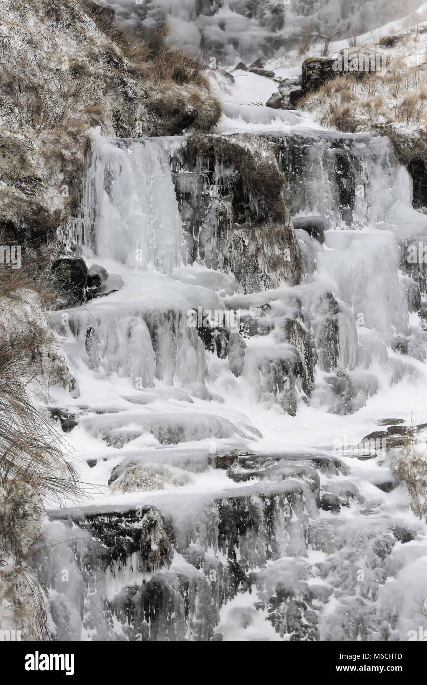 Photo météo Pays de Galles présenté : une chute d'eau gelés par la A4059 entre Penderyn Histoire et armoiries, Brecon Beacons, dans le sud du Pays de Galles, Royaume-Uni. Vendredi 02 Ma Banque D'Images