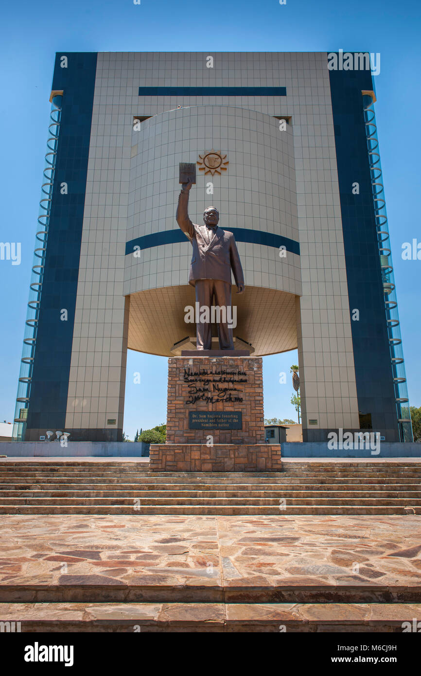 Musée commémoratif de l'indépendance, avec la statue de M. Sam Nujoma, Windhoek, Namibie Banque D'Images