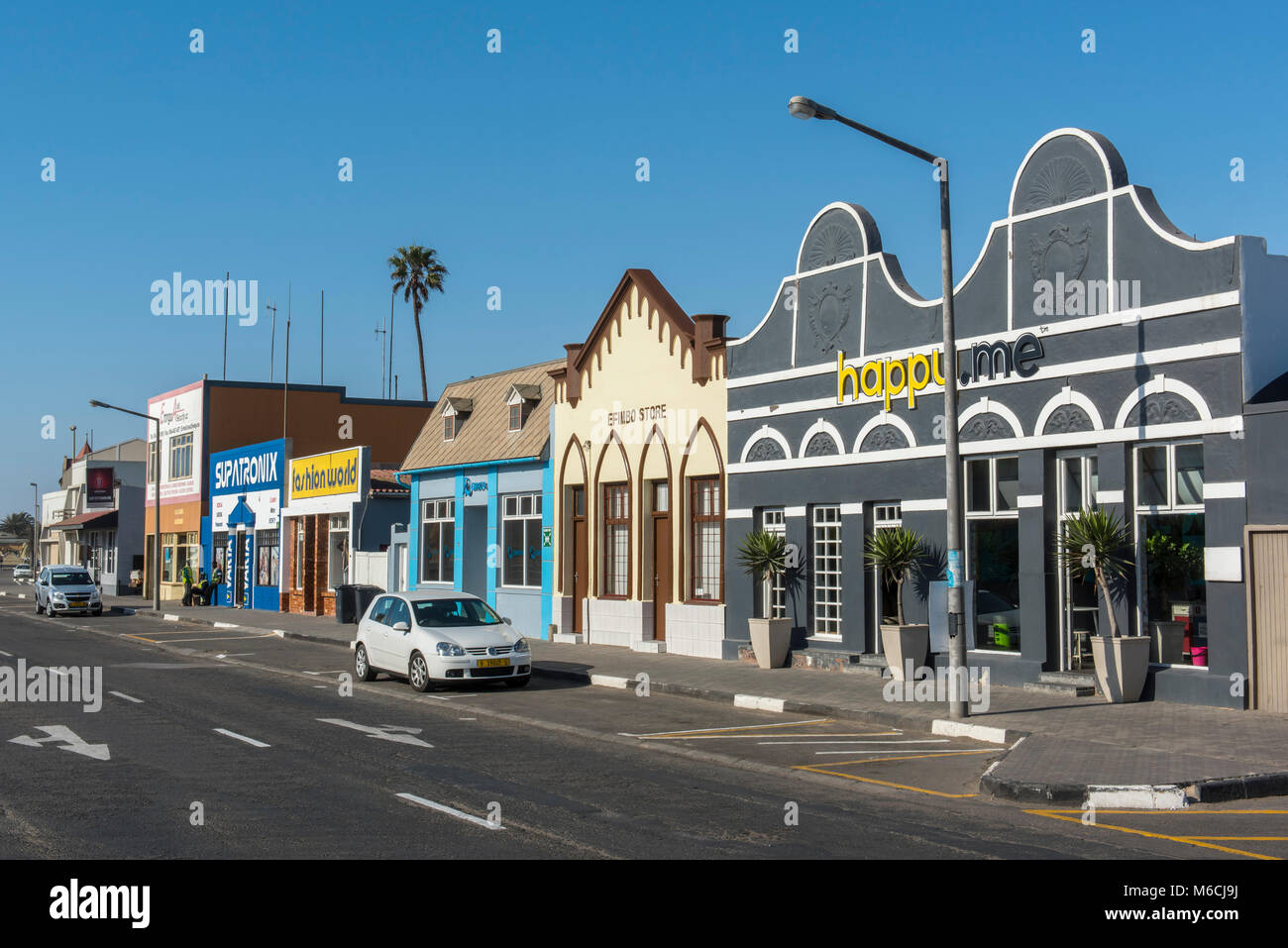 Rue avec maisons restaurées à partir de la période coloniale, Swakopmund, Erongo, Namibie District Banque D'Images