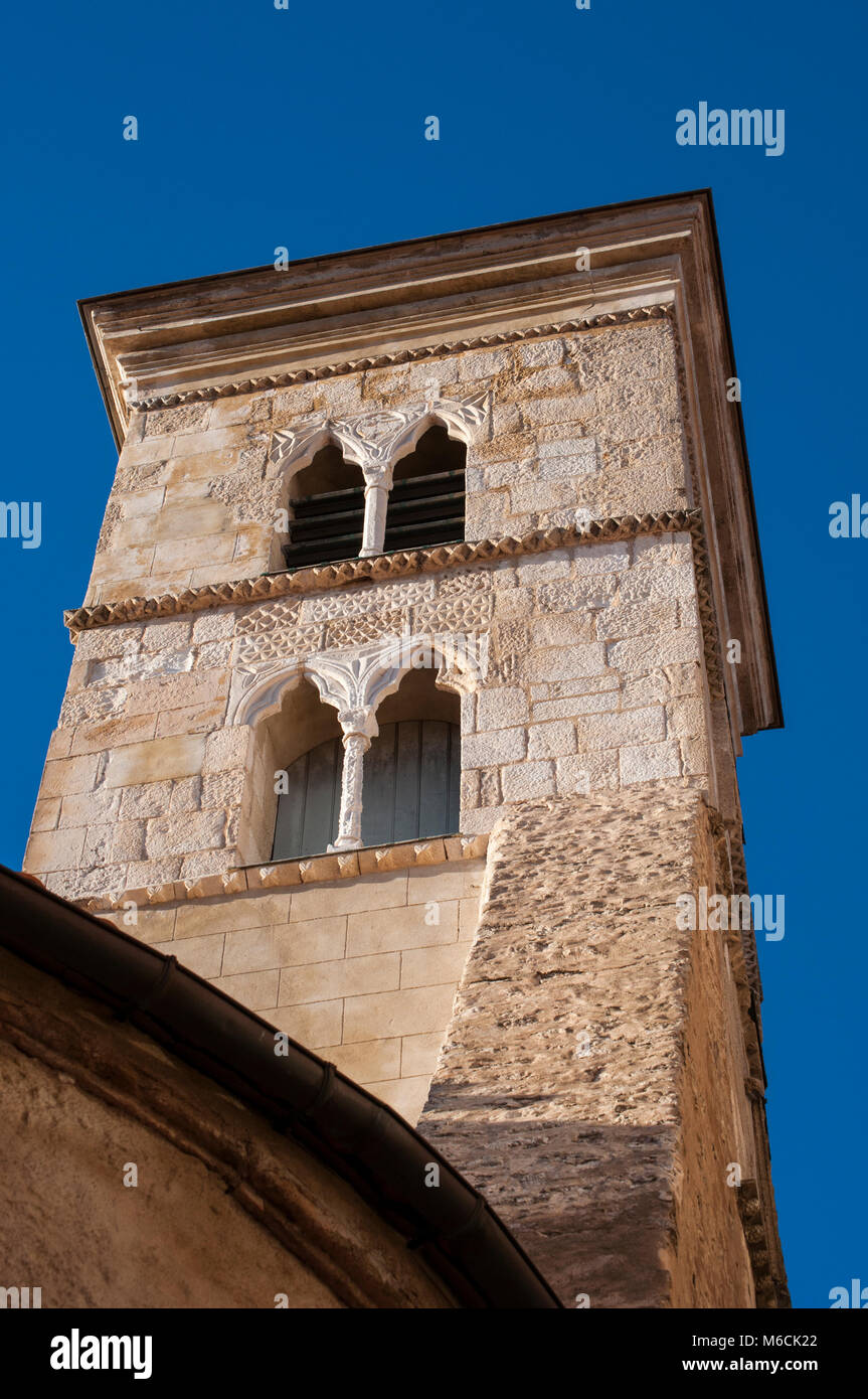 Corse : le clocher de la Basilique de Sainte Marie Majeure, une de style roman l'Église Catholique Romaine situé à Bonifacio Banque D'Images