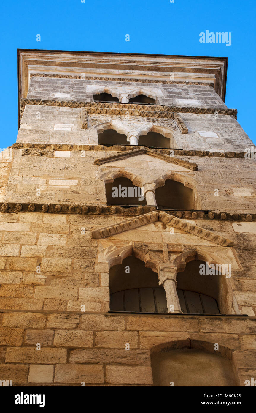 Corse : le clocher de la Basilique de Sainte Marie Majeure, une de style roman l'Église Catholique Romaine situé à Bonifacio Banque D'Images