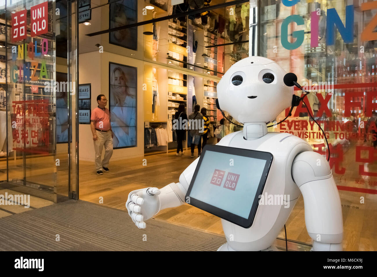 Un robot se félicite de consommateurs à l'Uniqlo flagship store à Ginza, Tokyo, Japon Banque D'Images