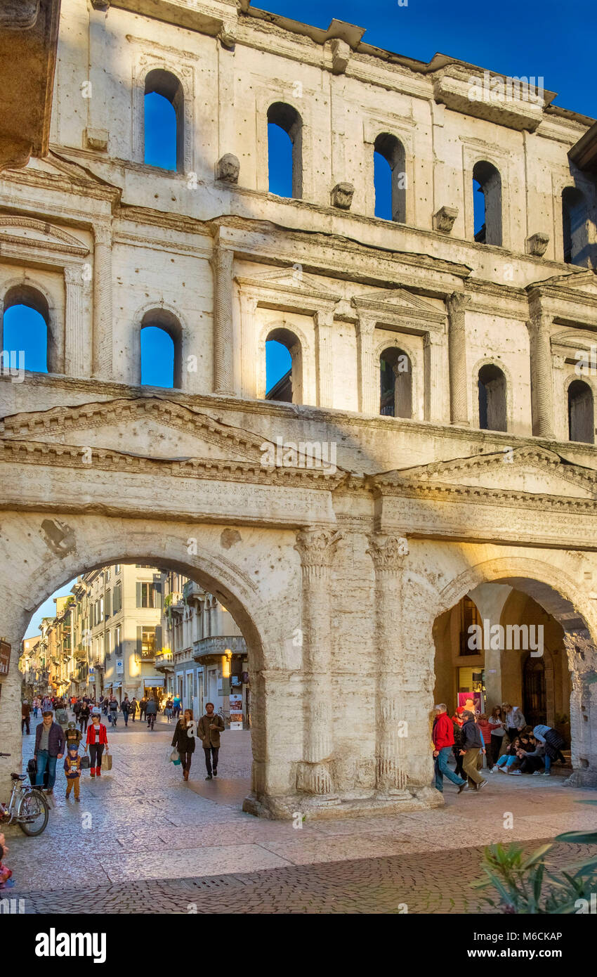 Porta Borsari, l'ancienne porte romaine, Vérone, Italie Banque D'Images