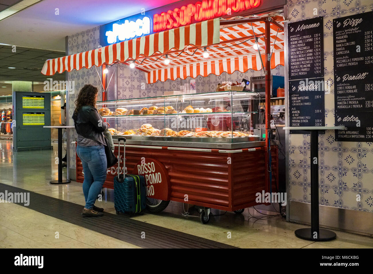 Les aliments chauds vendeur de rue à la gare de Milan, Milan, Italie Banque D'Images