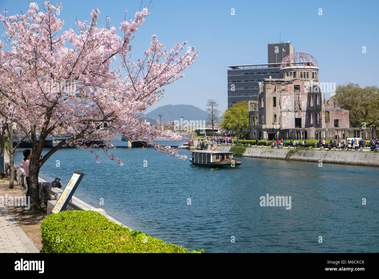 Bâtiment du dôme de la bombe atomique et de la rivière Ota, parc mémorial de la paix, Hiroshima, Japon au printemps Banque D'Images