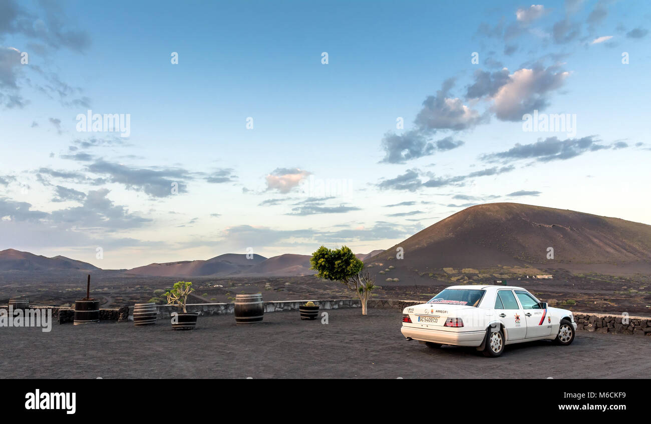 Lanzarote, Espagne - Décembre 27, 2016 : local wineshop appelé bodega et taxi avec paysage volcanique dans la région de La Geria, Lanzarote. La Geria est la plus famou Banque D'Images