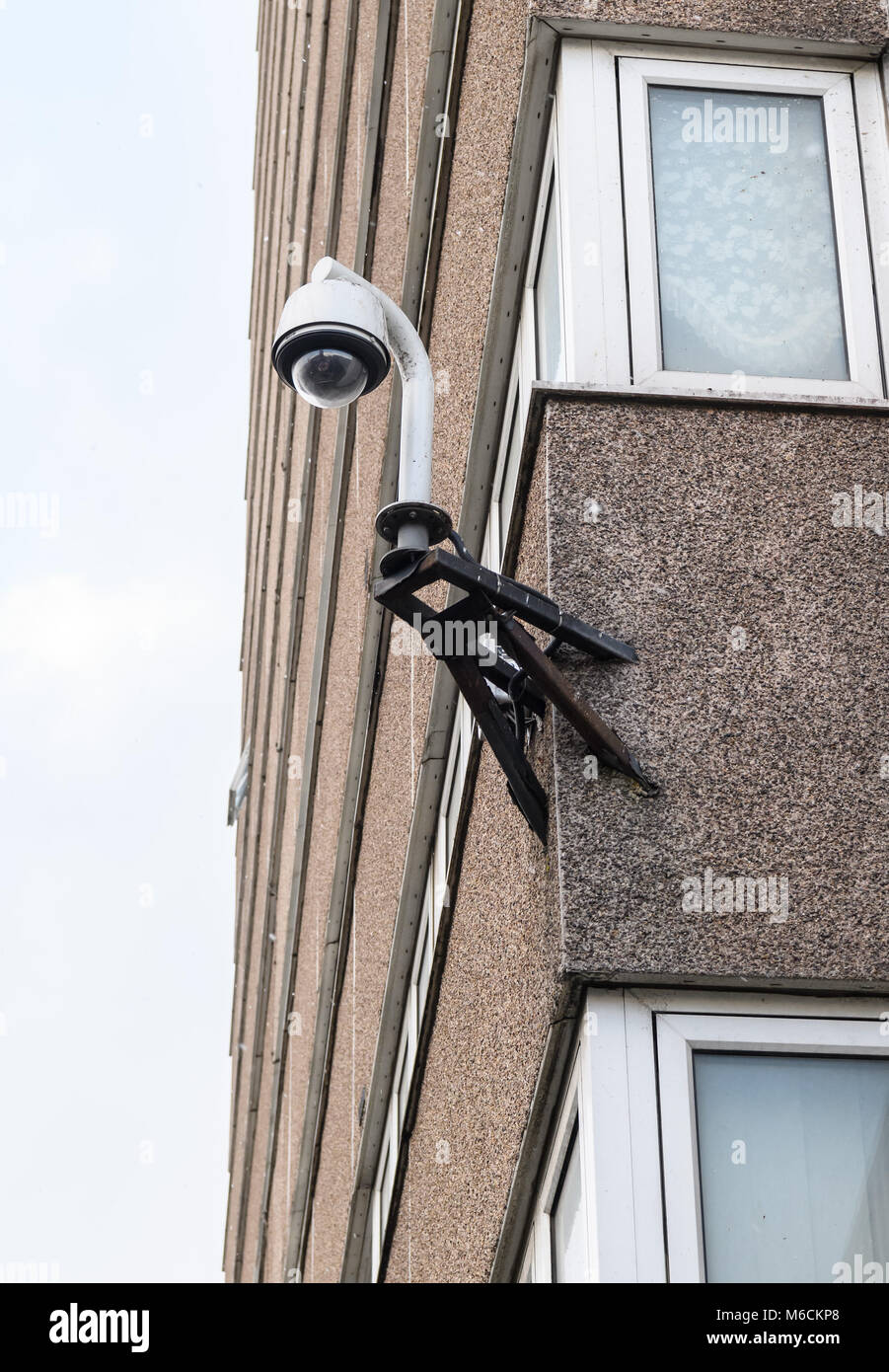 Caméra de sécurité CCTV monté sur le mur d'un bloc haute tour à Wolverhampton, West Midlands, Royaume-Uni Banque D'Images