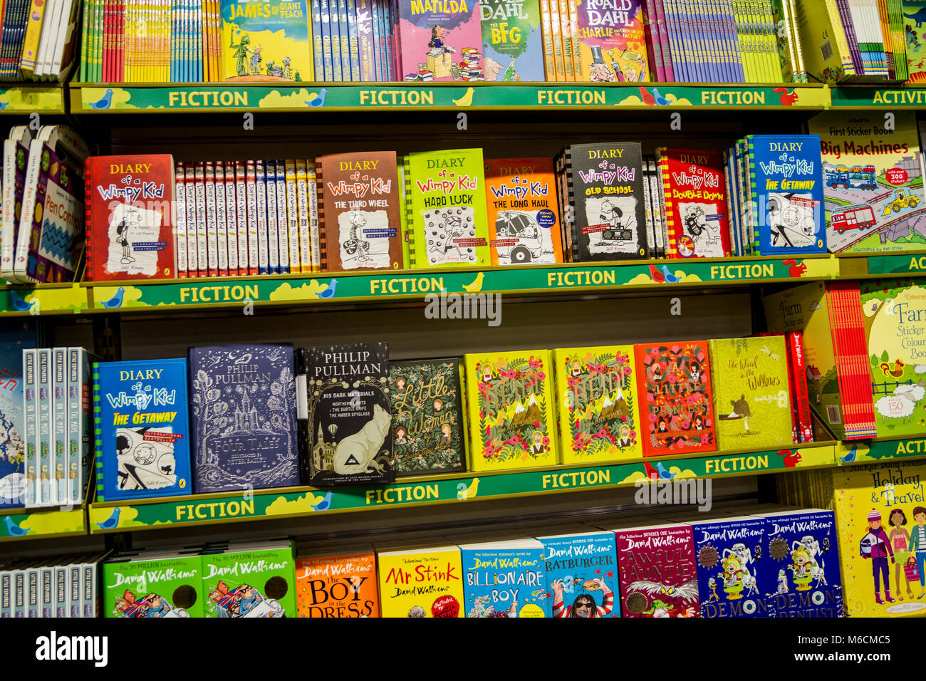 Livres pour enfants exposition de livres pour enfants librairie, librairie boutique livre étagère apprentissage éducation livres pour le Royaume-Uni, concept de lecture, apprentissage, bibliothèque pour enfants Banque D'Images