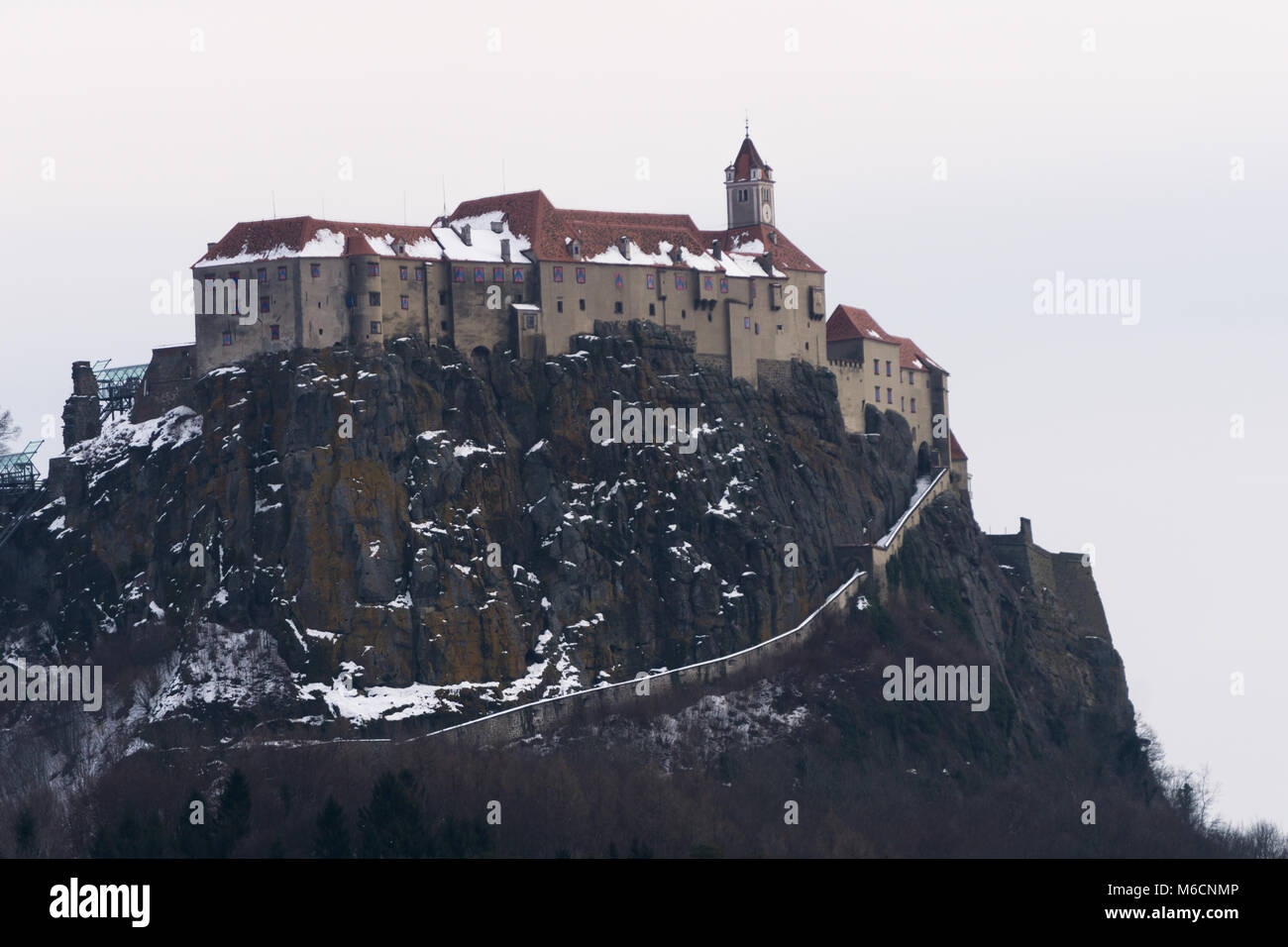 Gros plan du château de Riegersburg perché sur un rocher au milieu de forêts alpines Banque D'Images