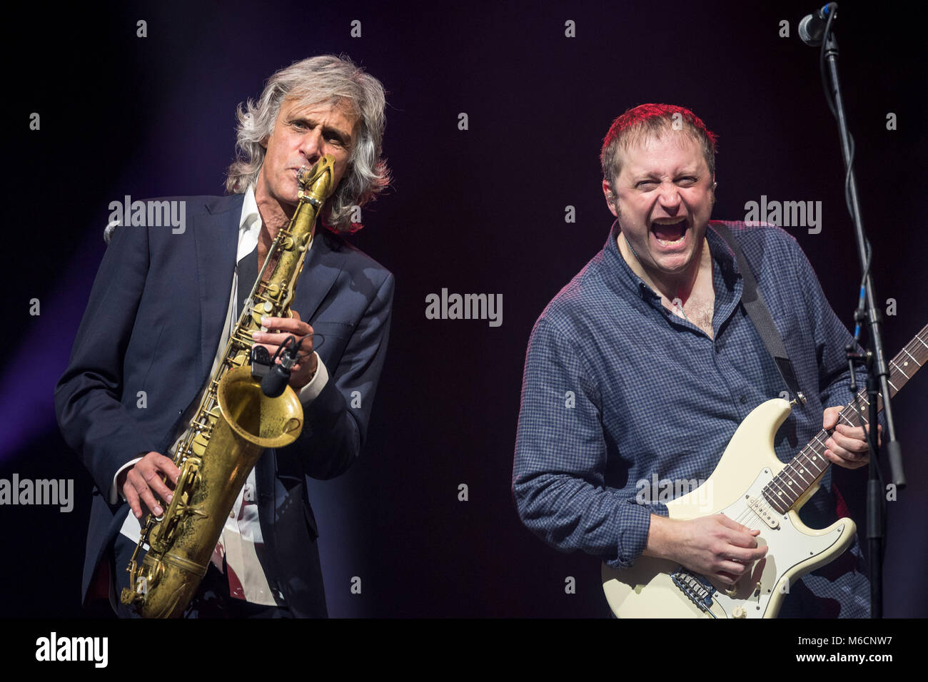 Wroclaw, Pologne. 27 Février, 2018. Les concerts de Dire Straits bande d'expérience. Photo : Chris White (L) et Tim Walters (R). Banque D'Images