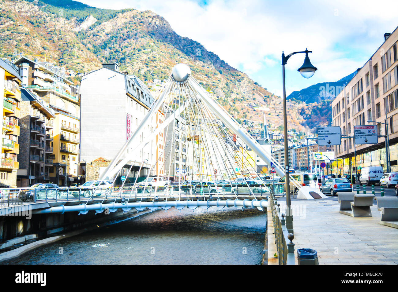 Le Gran Valira est le plus grand fleuve en Andorre coule sous le pont de Paris à Andorre-la-Vieille au cours de l'hiver. Banque D'Images