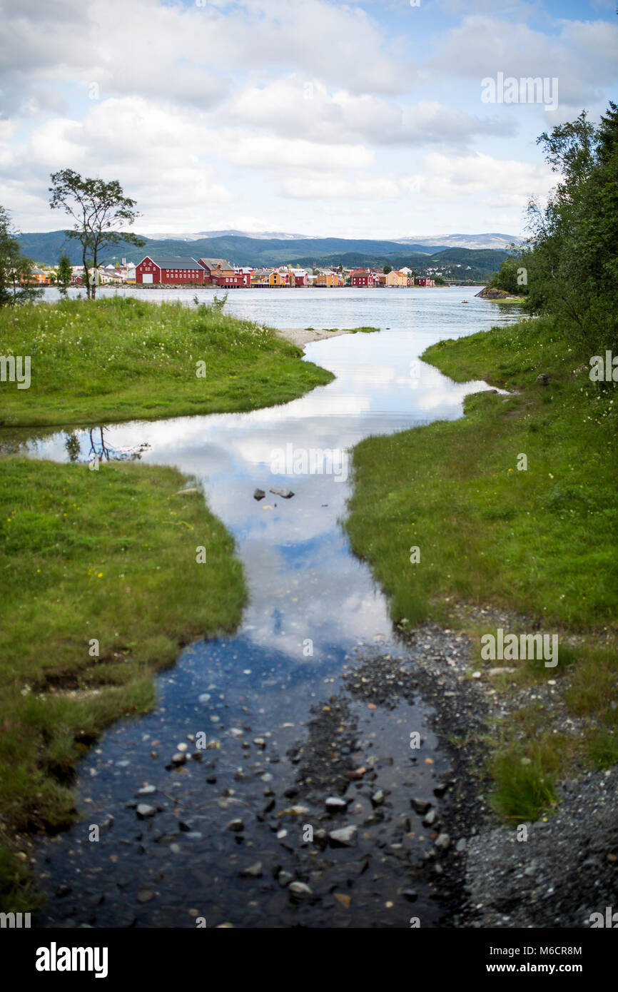 La ville de Narvik, Norvège, vu depuis le côté en face de l'Vesnafjord. Banque D'Images