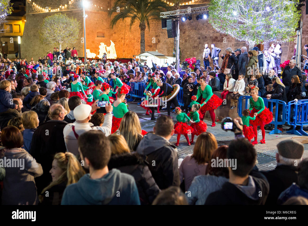 Santa Pola/Espagne - 5 janvier 2018 : Parade de Noël 'Three Kings Parade' le long des rues de la ville avec des milliers de spectateurs. : Parade de Noël Banque D'Images