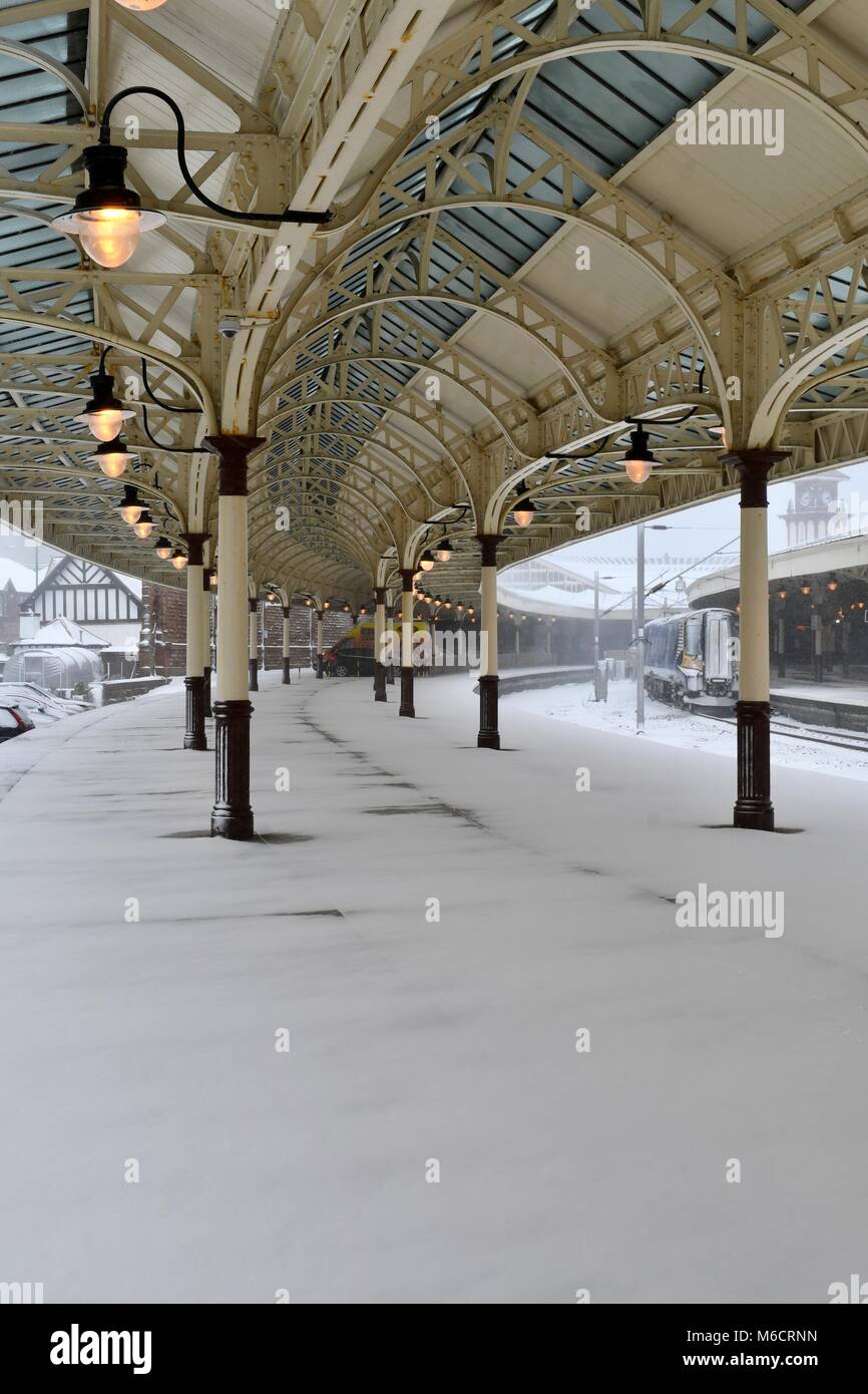 Plate-forme incurvée de Wemyss Bay gare dans la neige Banque D'Images