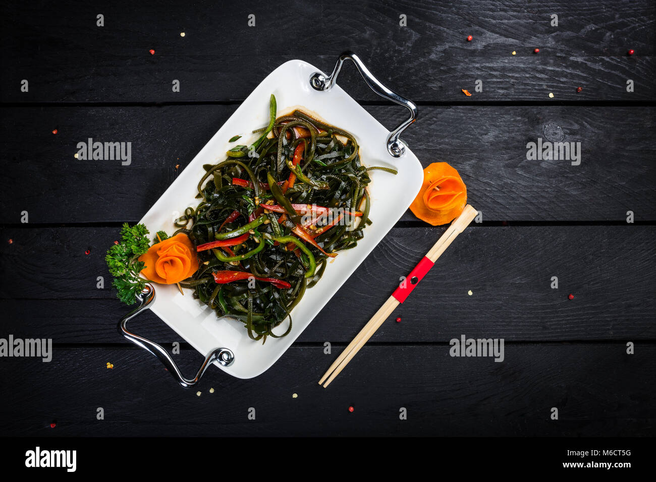 Salade de chou chinois sur la mer avec des baguettes Banque D'Images