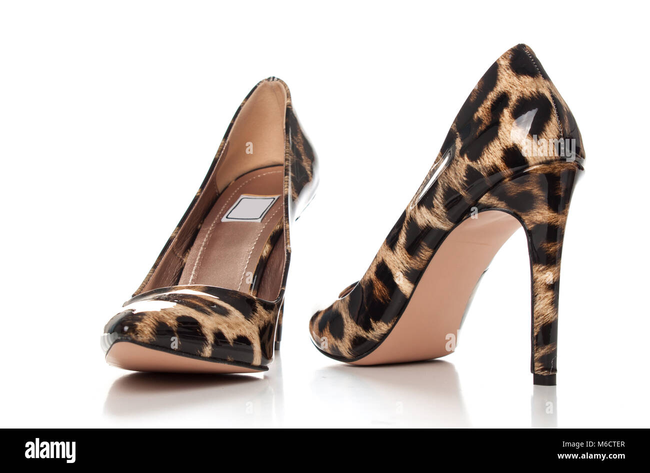 Stiletto High heels shoes in animal print design, avec des talons hauts chaussures en daim marron . Banque D'Images