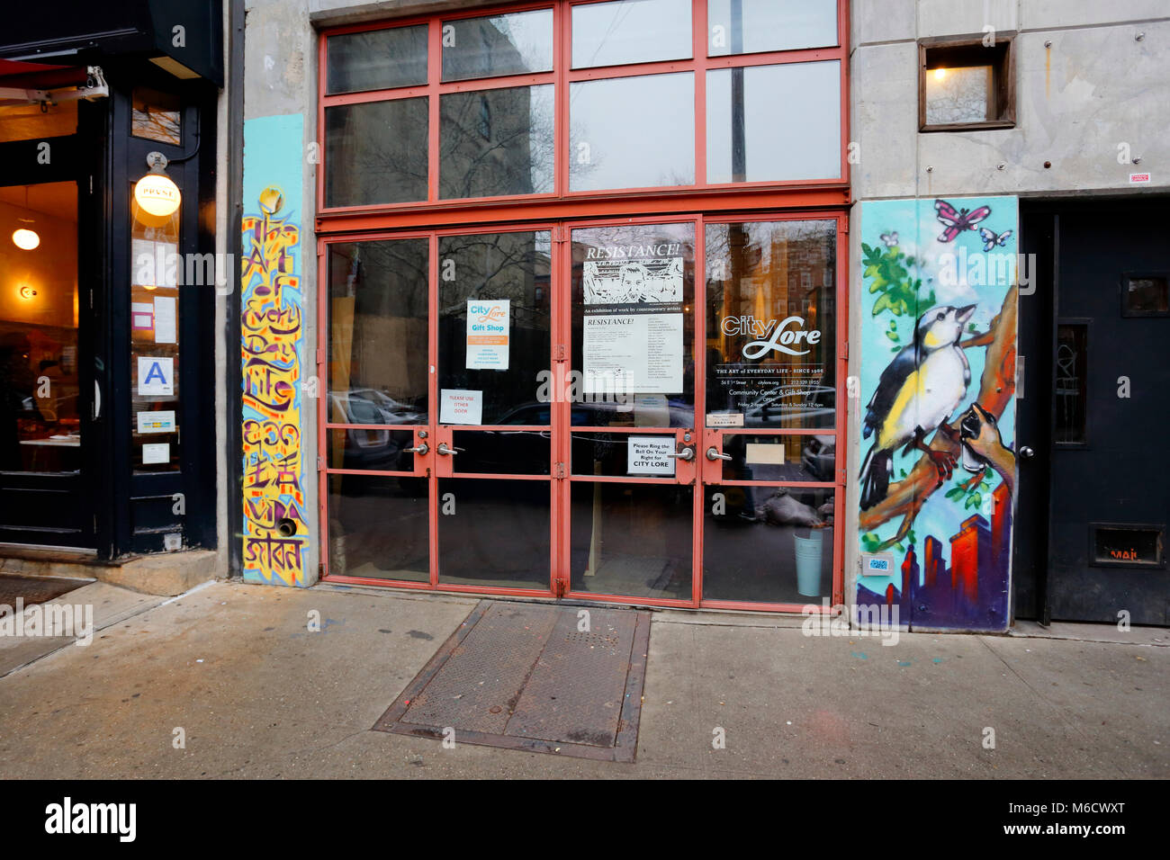 Lore ville art gallery, 56 E 1st St, New York, NY devanture extérieure d'une société de l'histoire dans le quartier de l'East Village de Manhattan. Banque D'Images